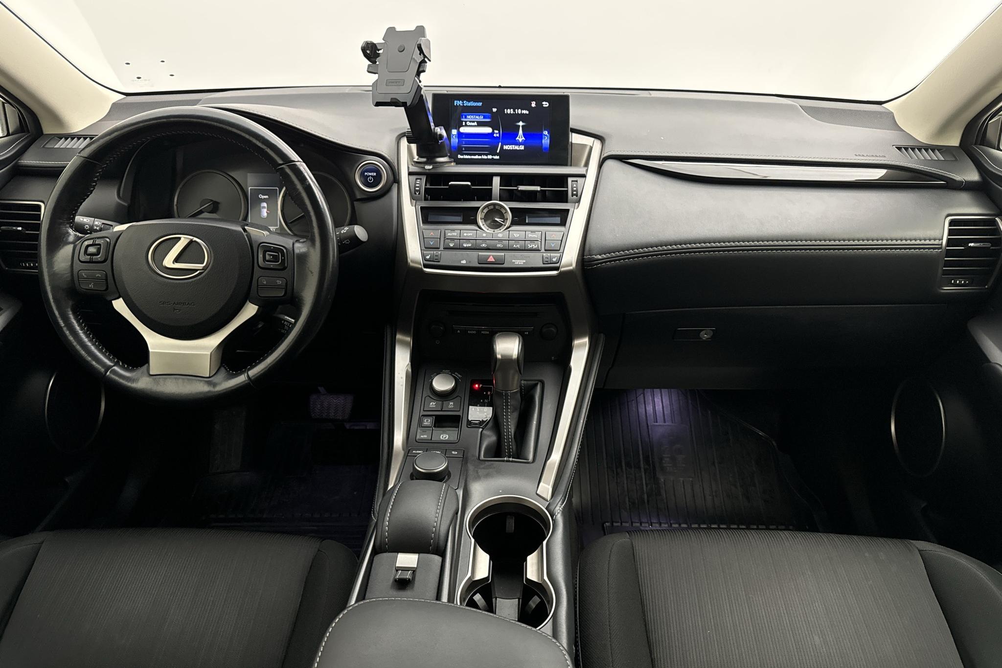 Lexus NX 300h AWD (181hk) - 8 771 mil - Automat - silver - 2015