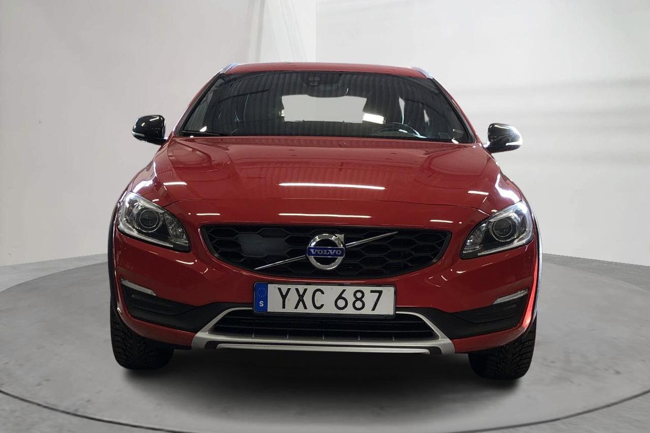 Volvo V60 D3 Cross Country (150hk) - 140 410 km - Automaattinen - punainen - 2018