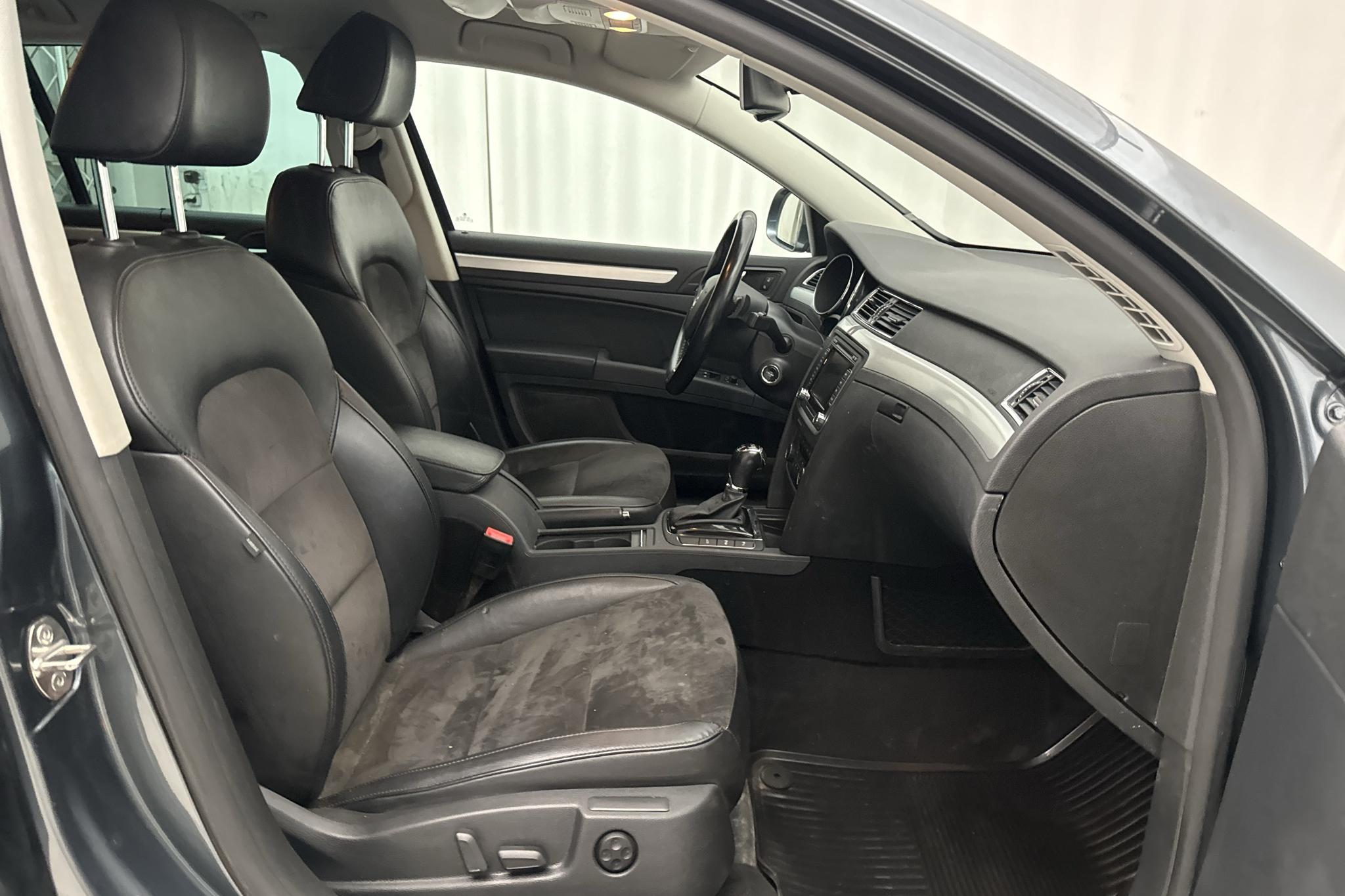 Skoda Superb 2.0 TDI 4x4 Kombi (170hk) - 22 277 mil - Automat - grå - 2015