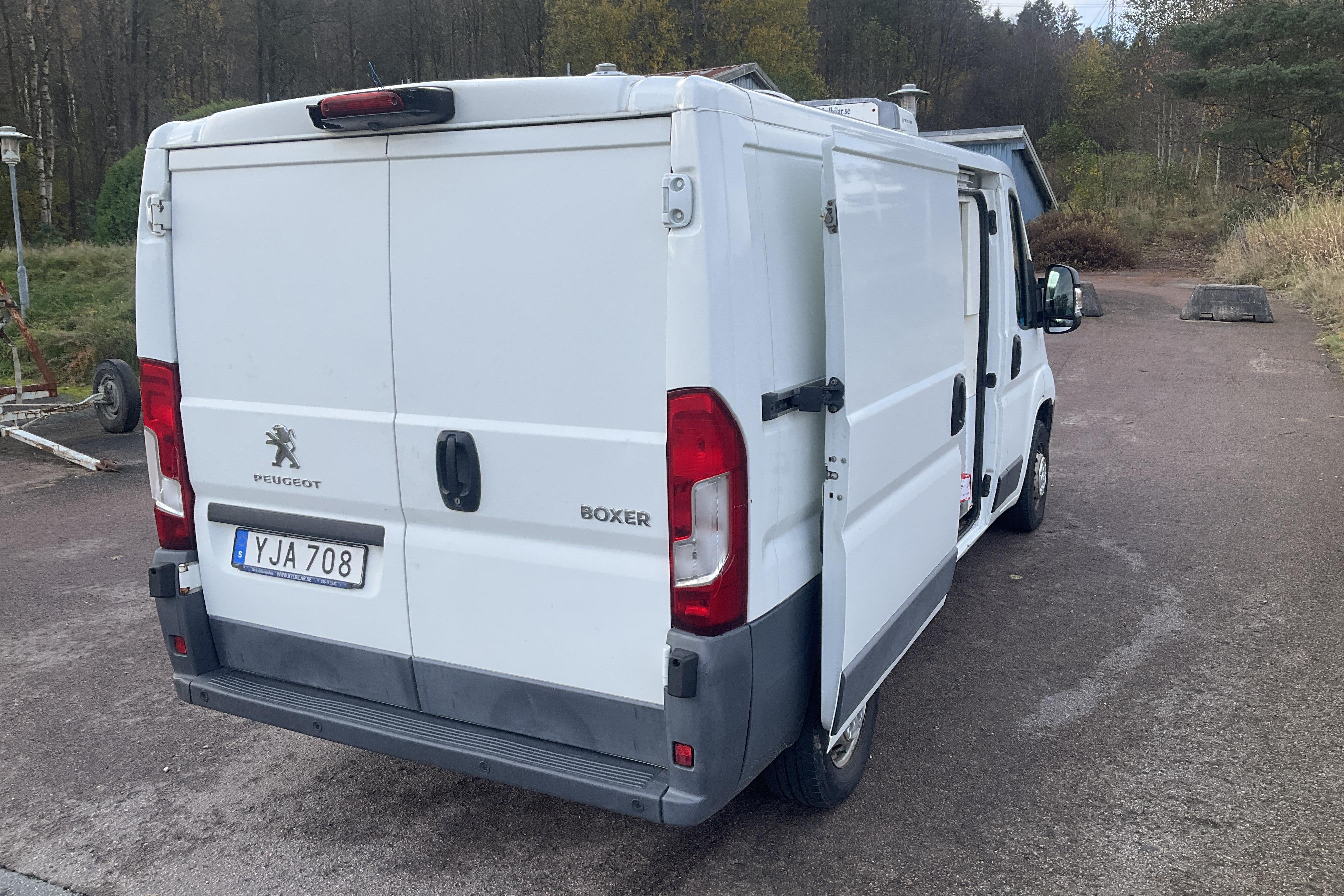 Peugeot Boxer 335 2.0 BlueHDi Skåp (130hk) - 237 500 km - Manualna - biały - 2017