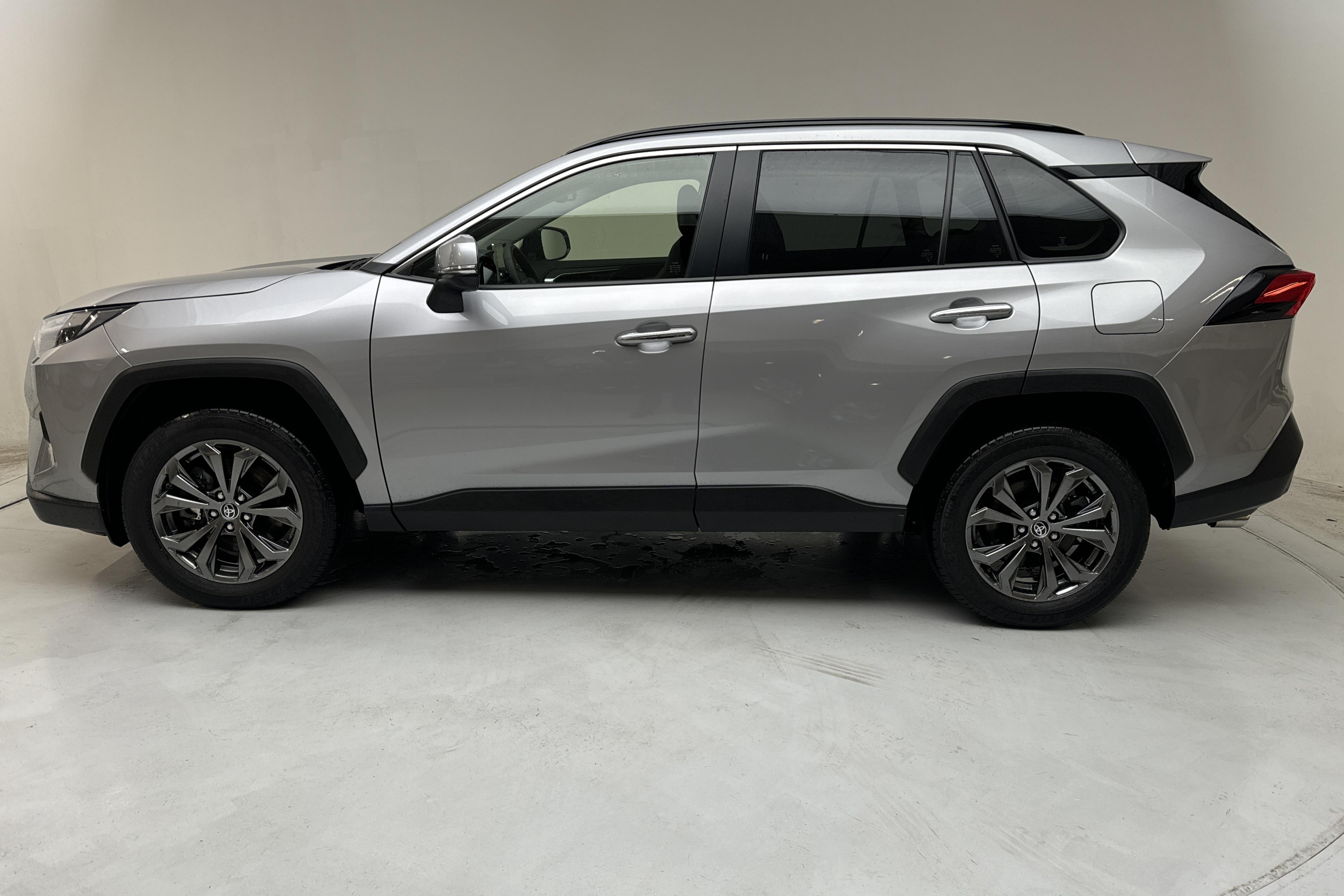 Toyota RAV4 2.5 HSD AWD (222hk) - 1 837 mil - Automat - silver - 2022