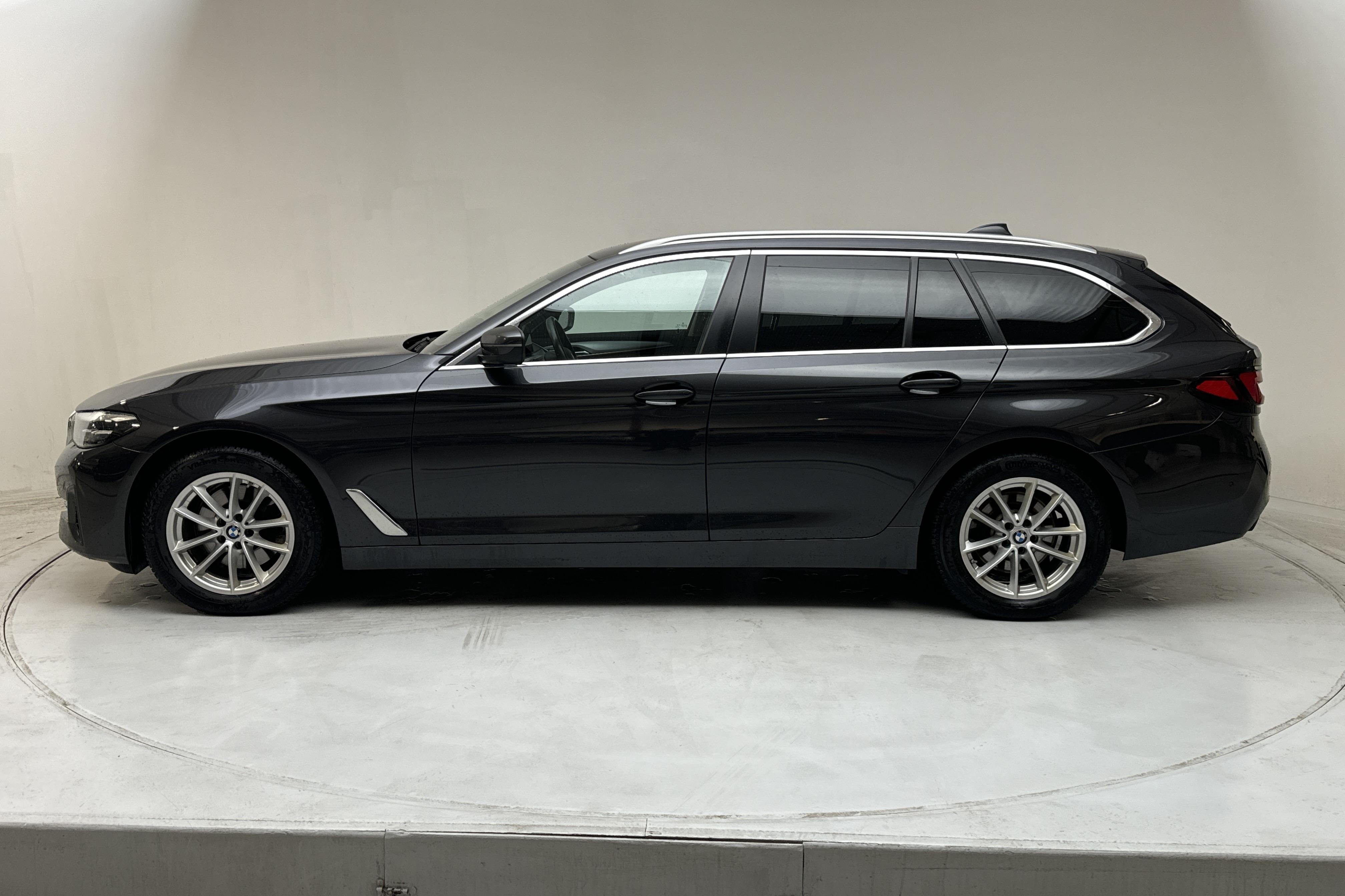 BMW 520d xDrive Touring, G31 LCI (190hk+11hk) - 170 240 km - Automatic - gray - 2022