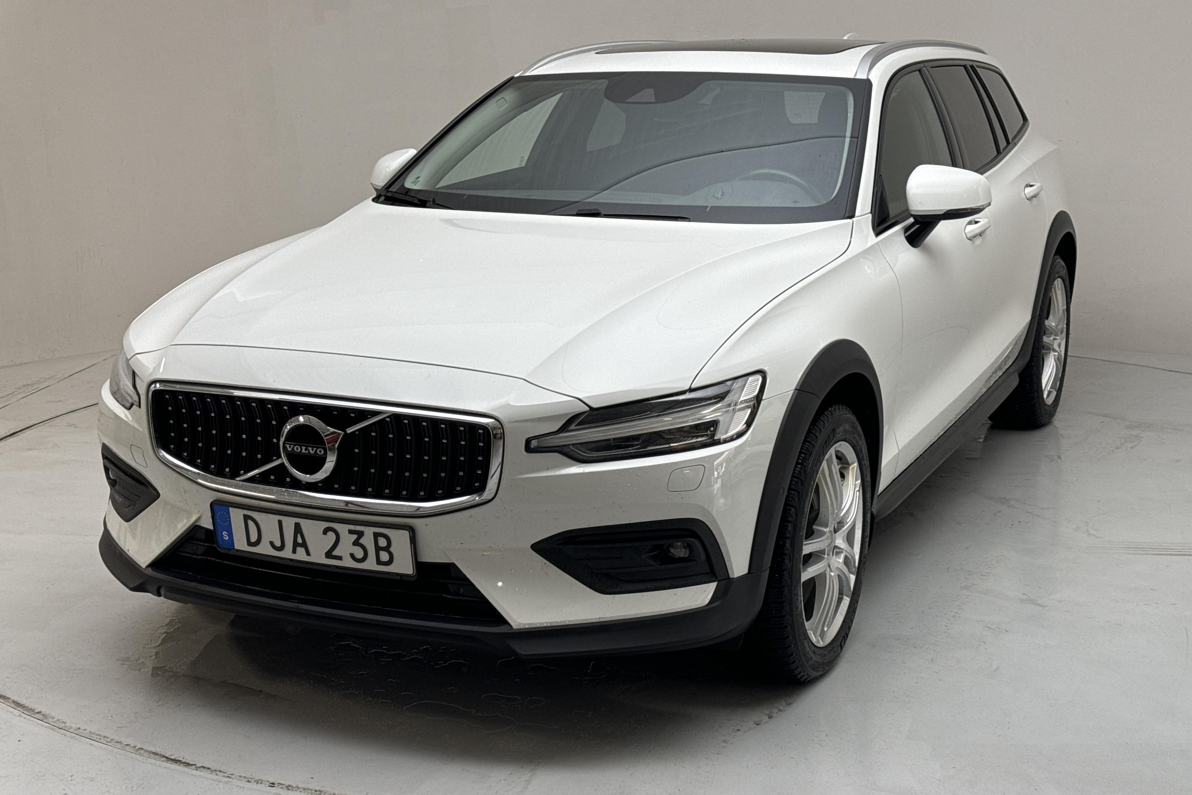 Volvo V60 B4 Cross Country AWD Mildhybrid, Diesel (197hk) - 7 350 mil - Automat - vit - 2021