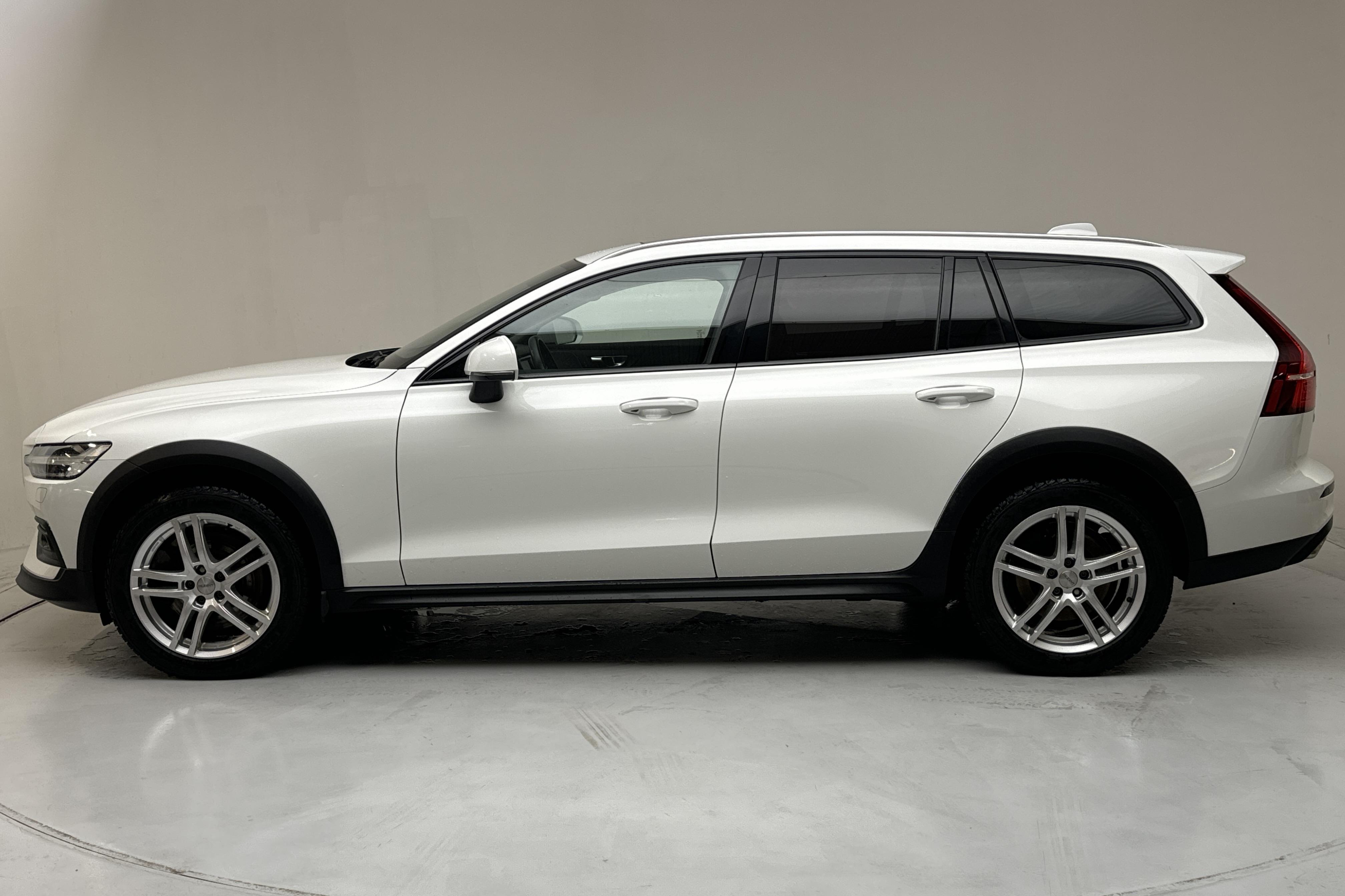 Volvo V60 B4 Cross Country AWD Mildhybrid, Diesel (197hk) - 7 350 mil - Automat - vit - 2021