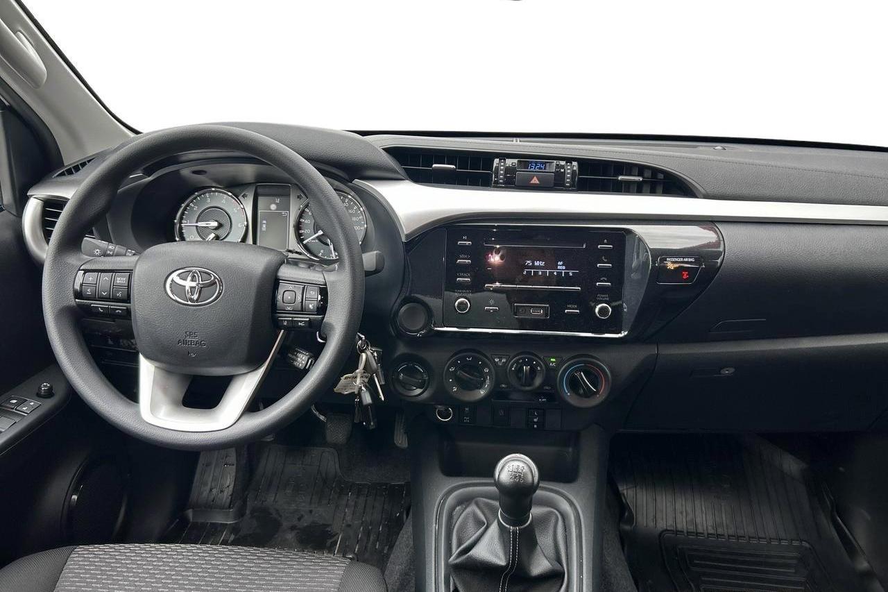 Toyota Hilux 2.4 D 4WD (150hk) - 1 590 km - Manual - white - 2024