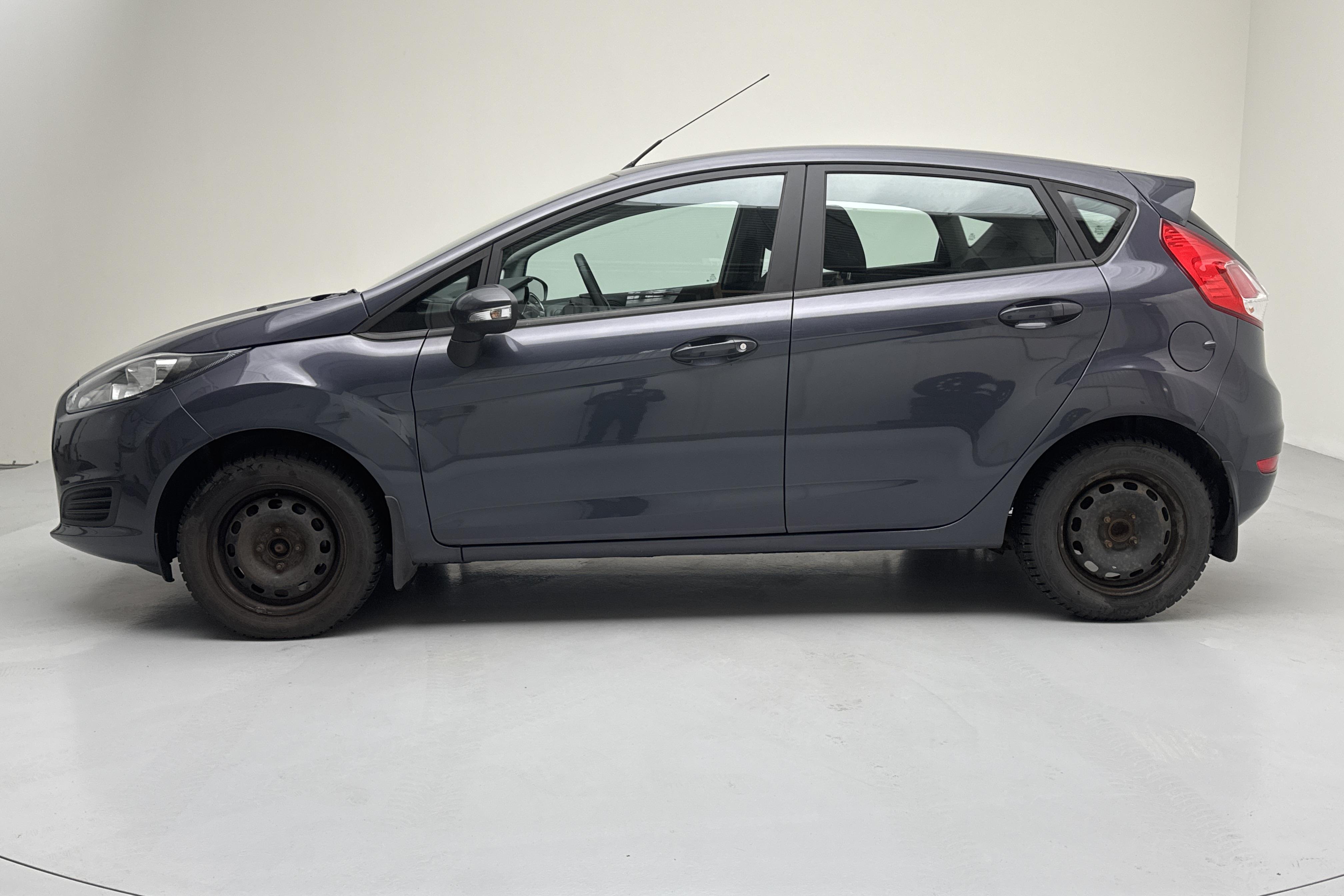 Ford Fiesta 1.0 5dr (80hk) - 55 370 km - Manualna - szary - 2014