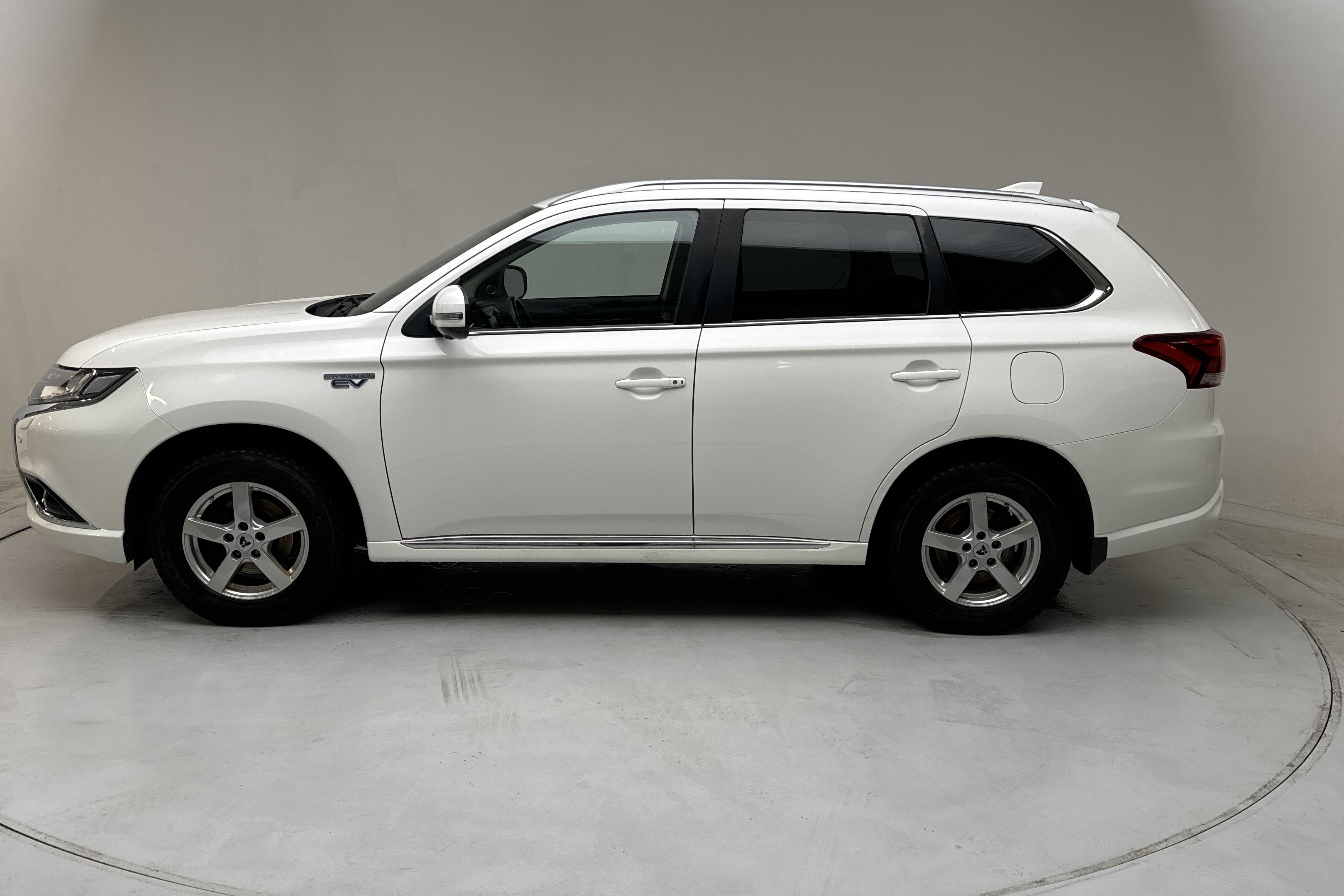 Mitsubishi Outlander 2.0 Plug-in Hybrid 4WD (121hk) - 154 630 km - Automatyczna - biały - 2016