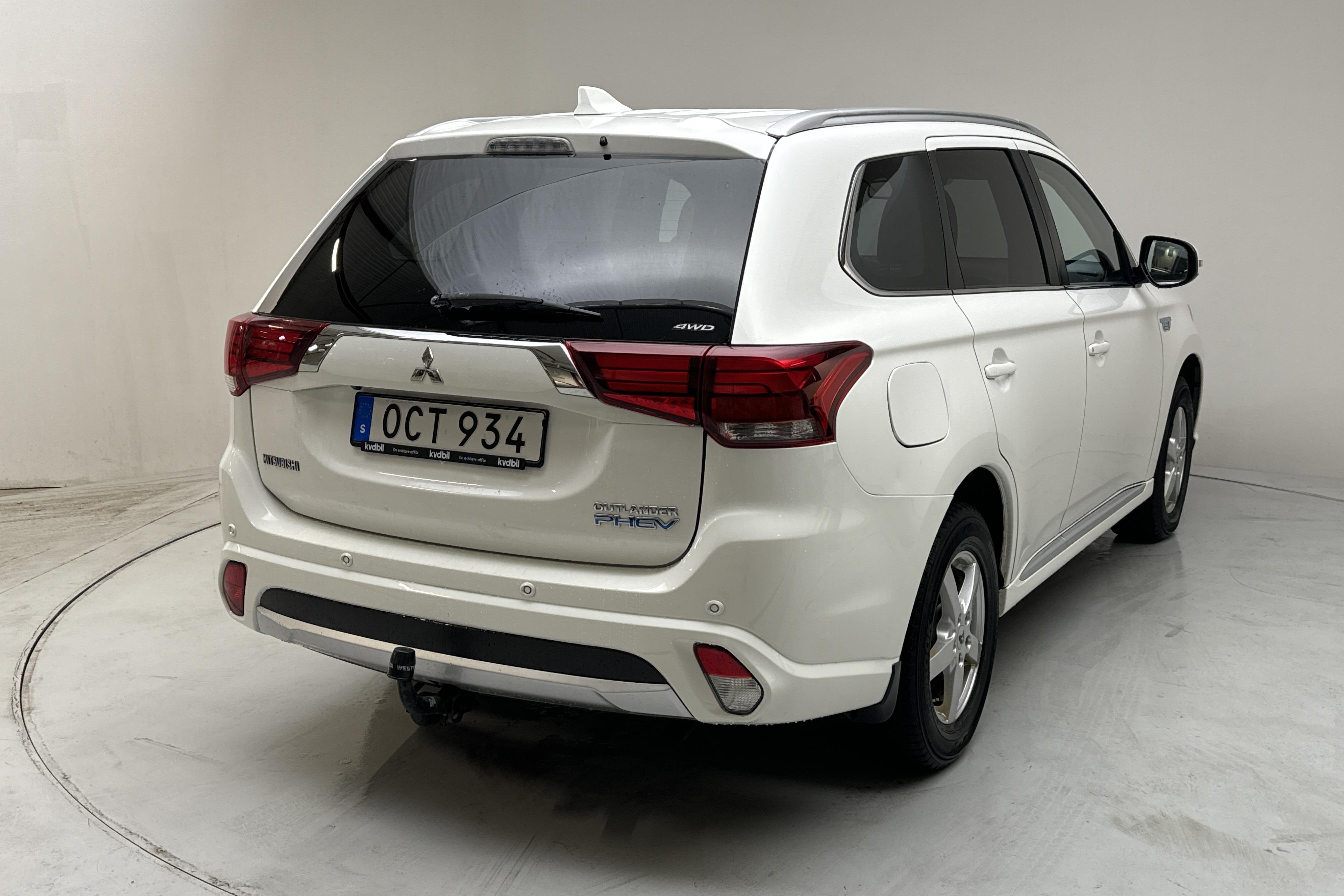 Mitsubishi Outlander 2.0 Plug-in Hybrid 4WD (121hk) - 154 630 km - Automatyczna - biały - 2016