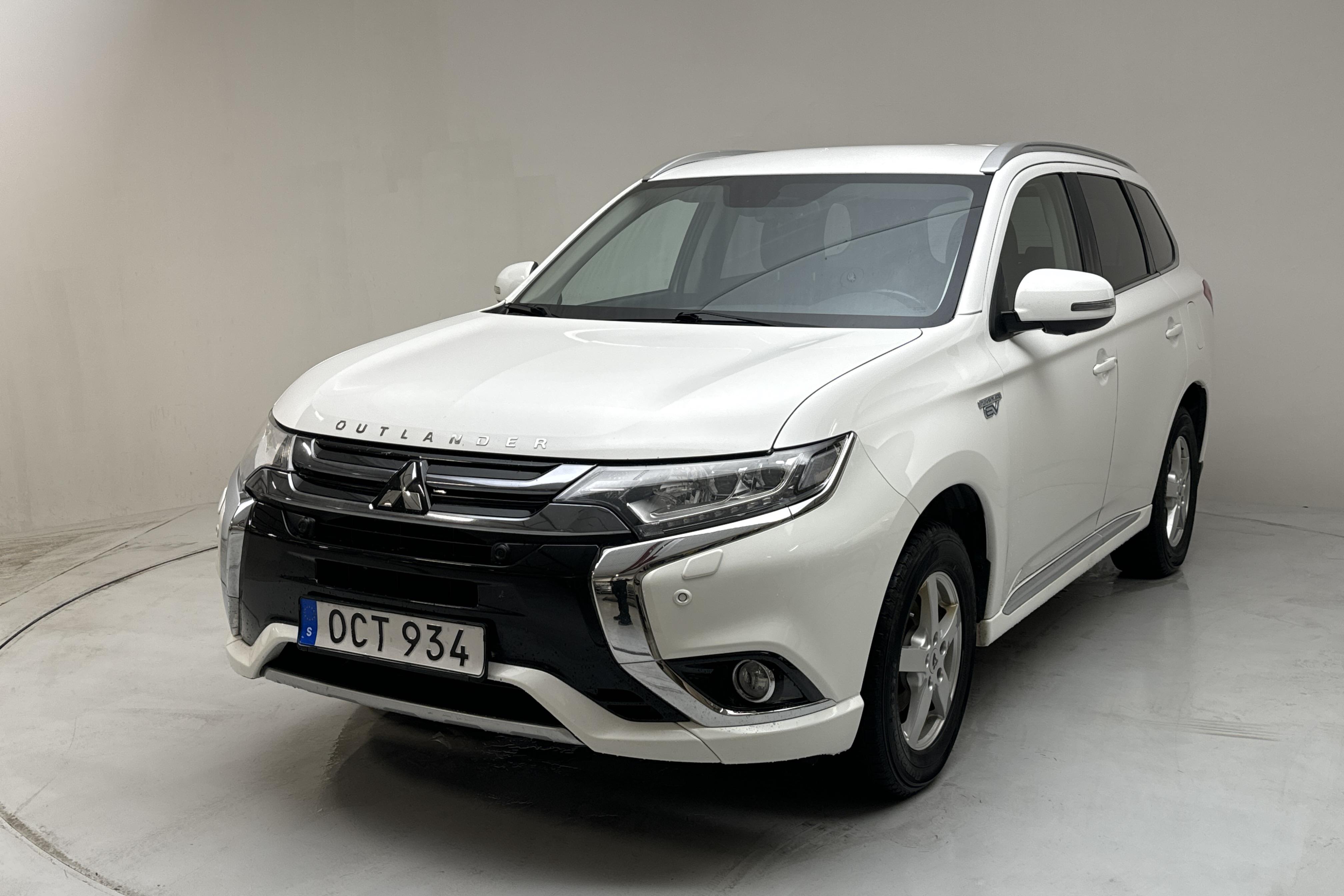 Mitsubishi Outlander 2.0 Plug-in Hybrid 4WD (121hk) - 154 630 km - Automatyczna - biały - 2016