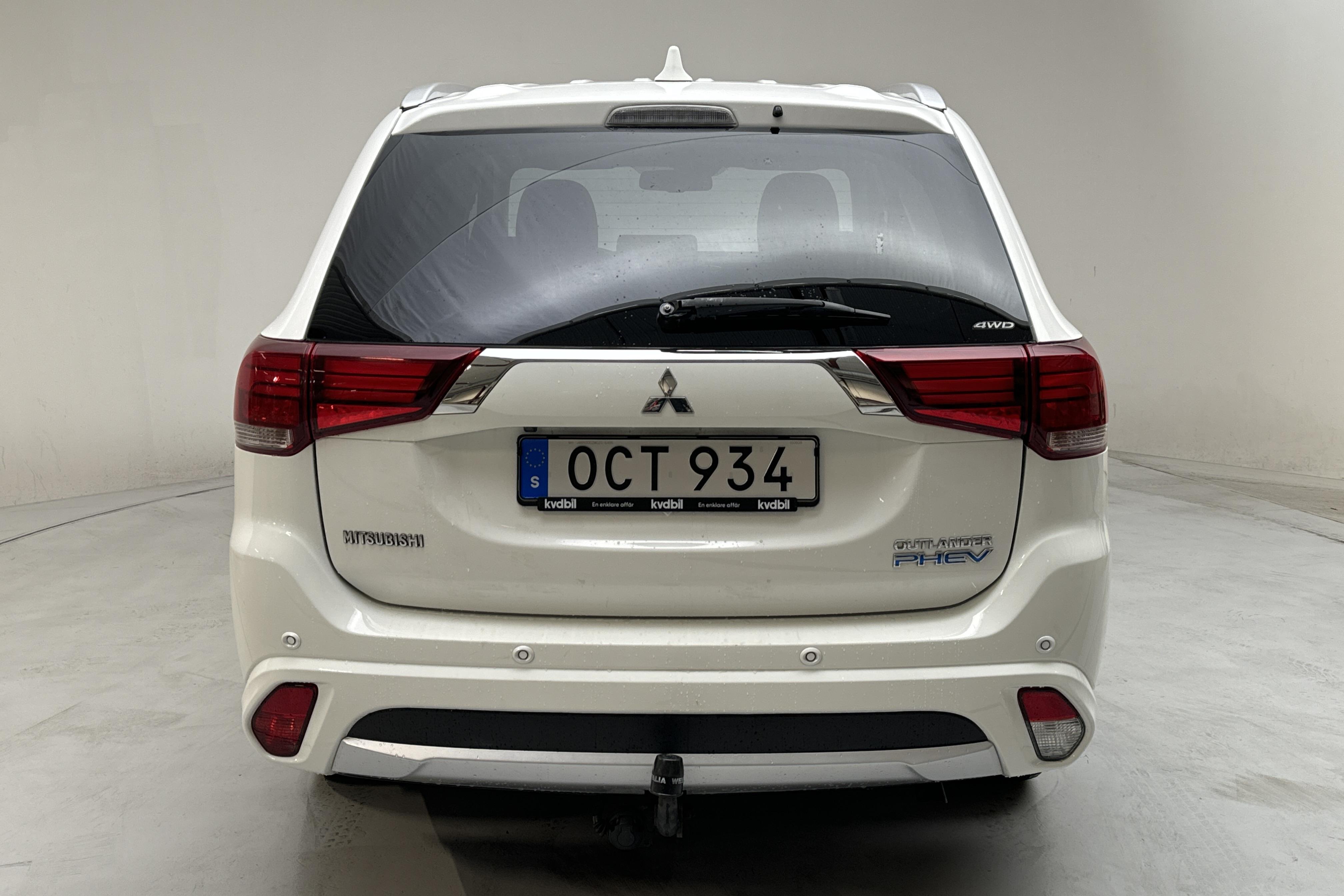 Mitsubishi Outlander 2.0 Plug-in Hybrid 4WD (121hk) - 154 630 km - Automatyczna - biały - 2016