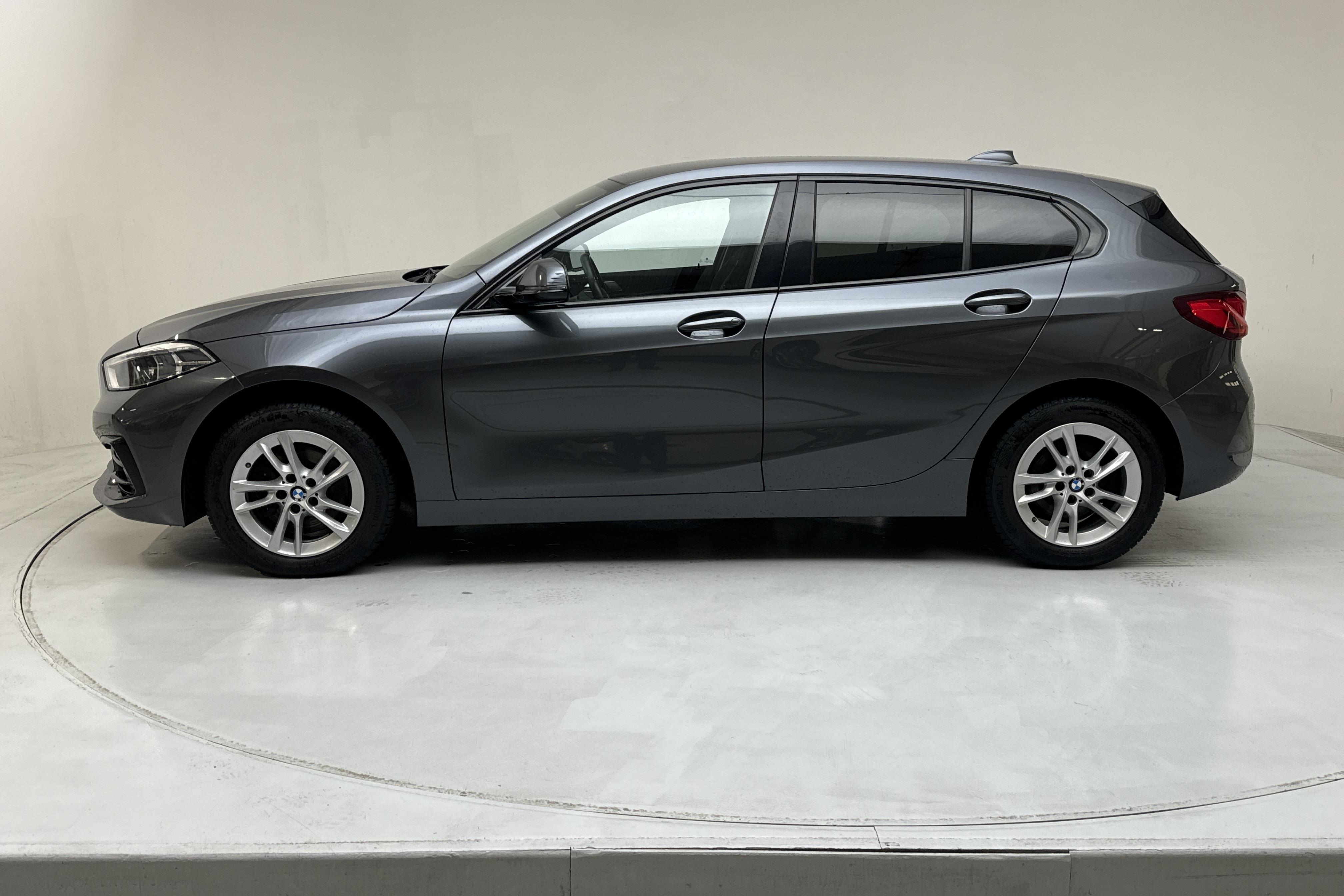 BMW 118d 5dr, F40 (150hk) - 50 750 km - Manualna - szary - 2020