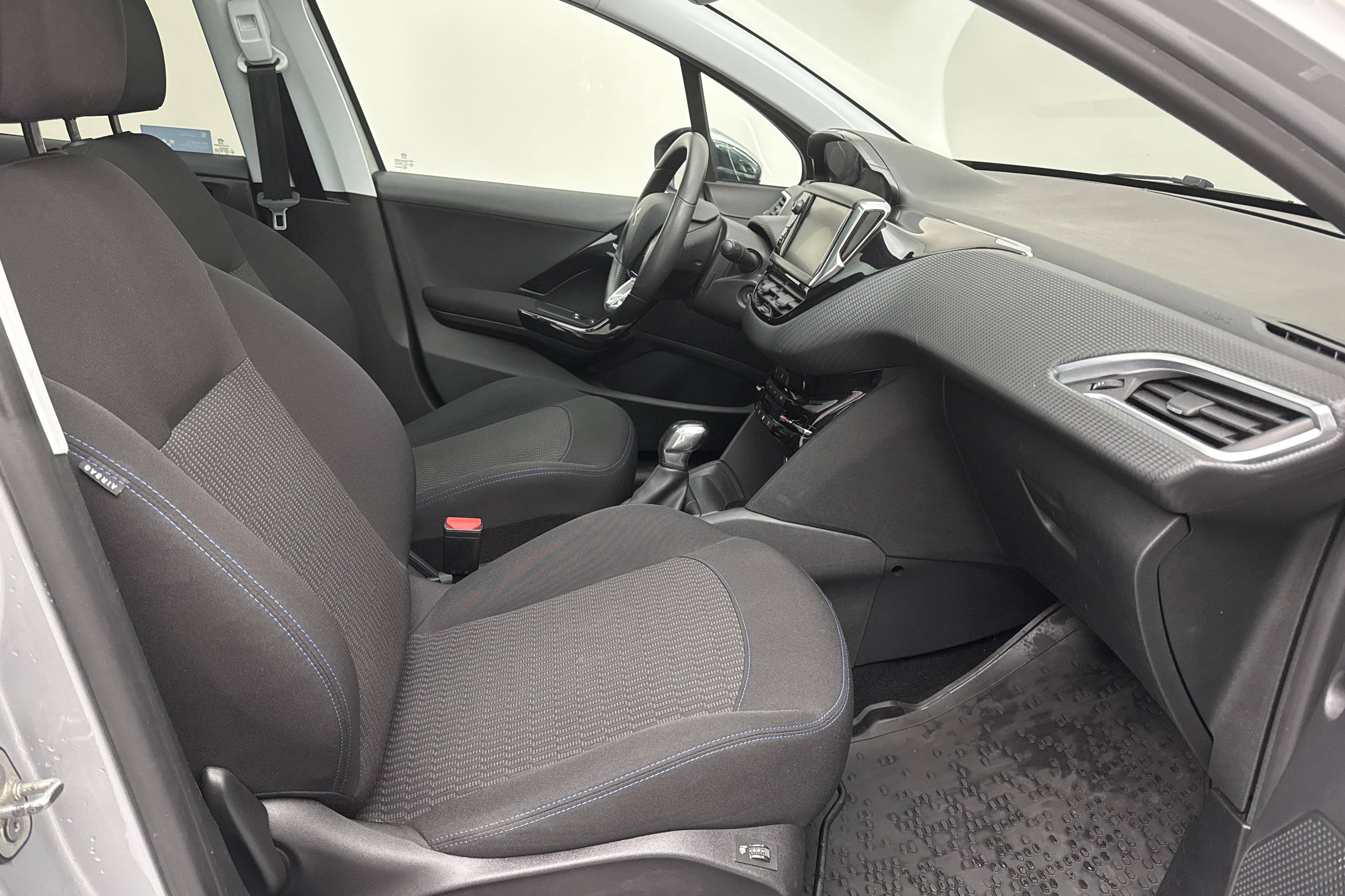 Peugeot 208 PureTech 5dr (82hk) - 78 880 km - Käsitsi - hõbe - 2018