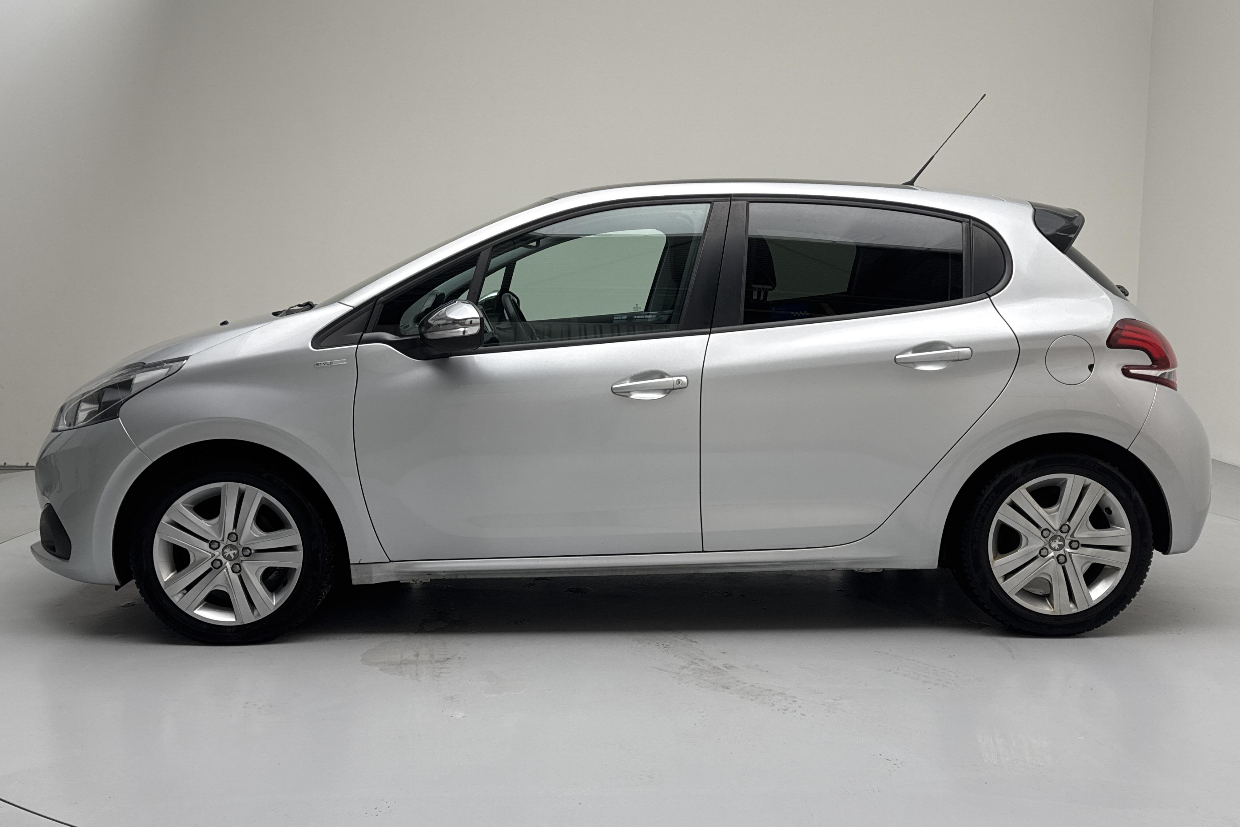 Peugeot 208 PureTech 5dr (82hk) - 78 880 km - Manualna - srebro - 2018