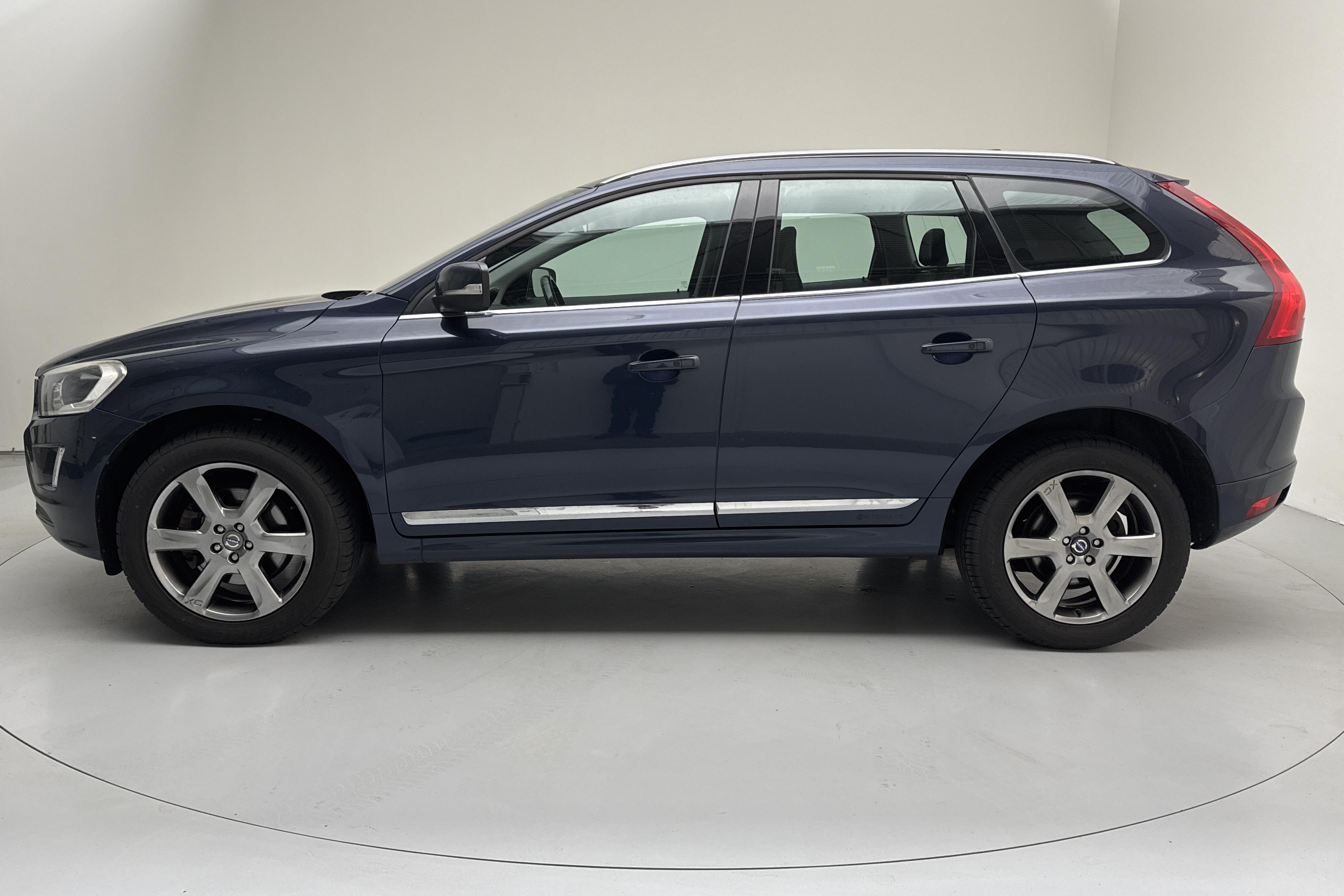 Volvo XC60 D5 AWD (215hk) - 235 770 km - Manuaalinen - Dark Blue - 2014