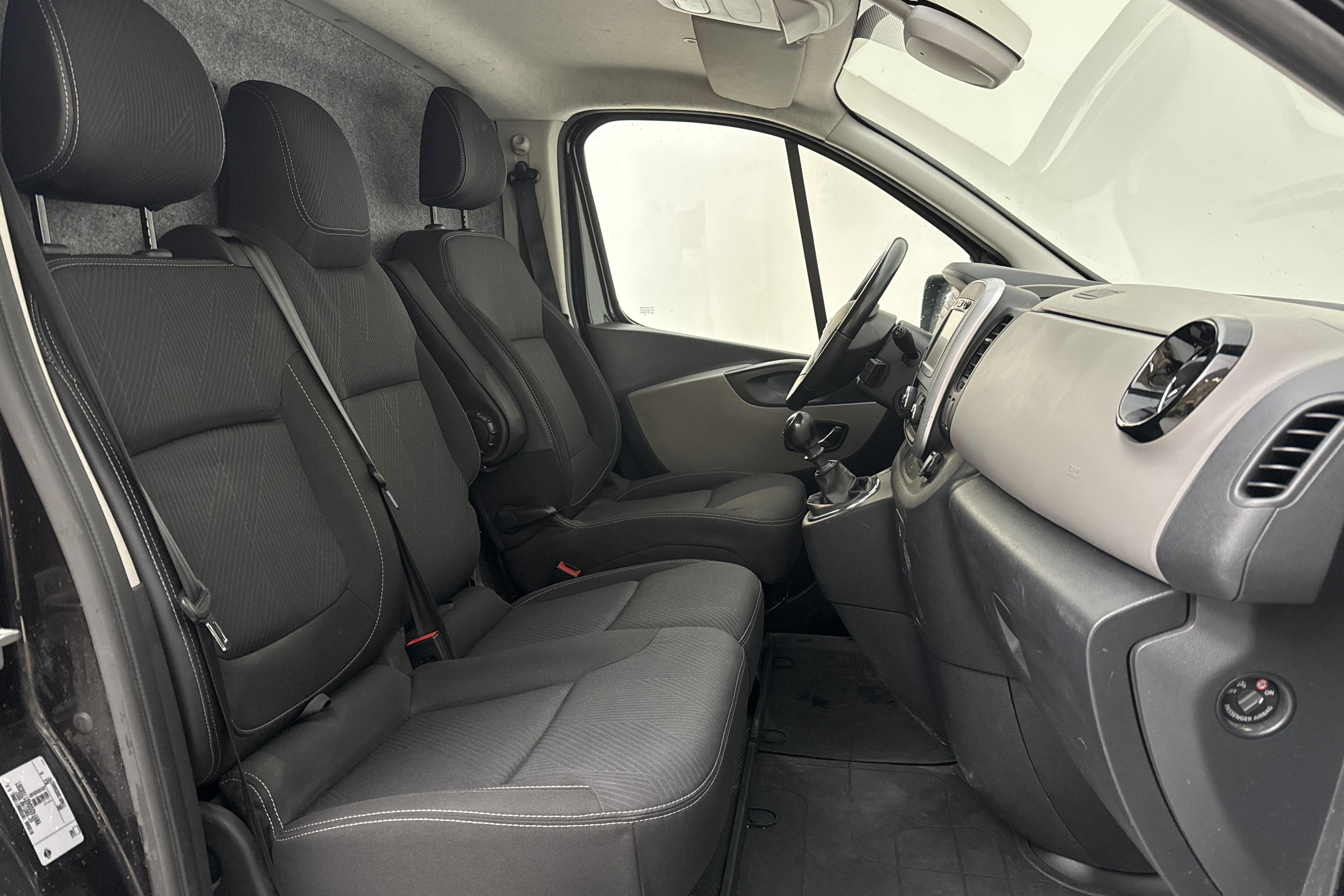 Nissan NV300 1.6 dCi (125hk) - 231 000 km - Käsitsi - must - 2019