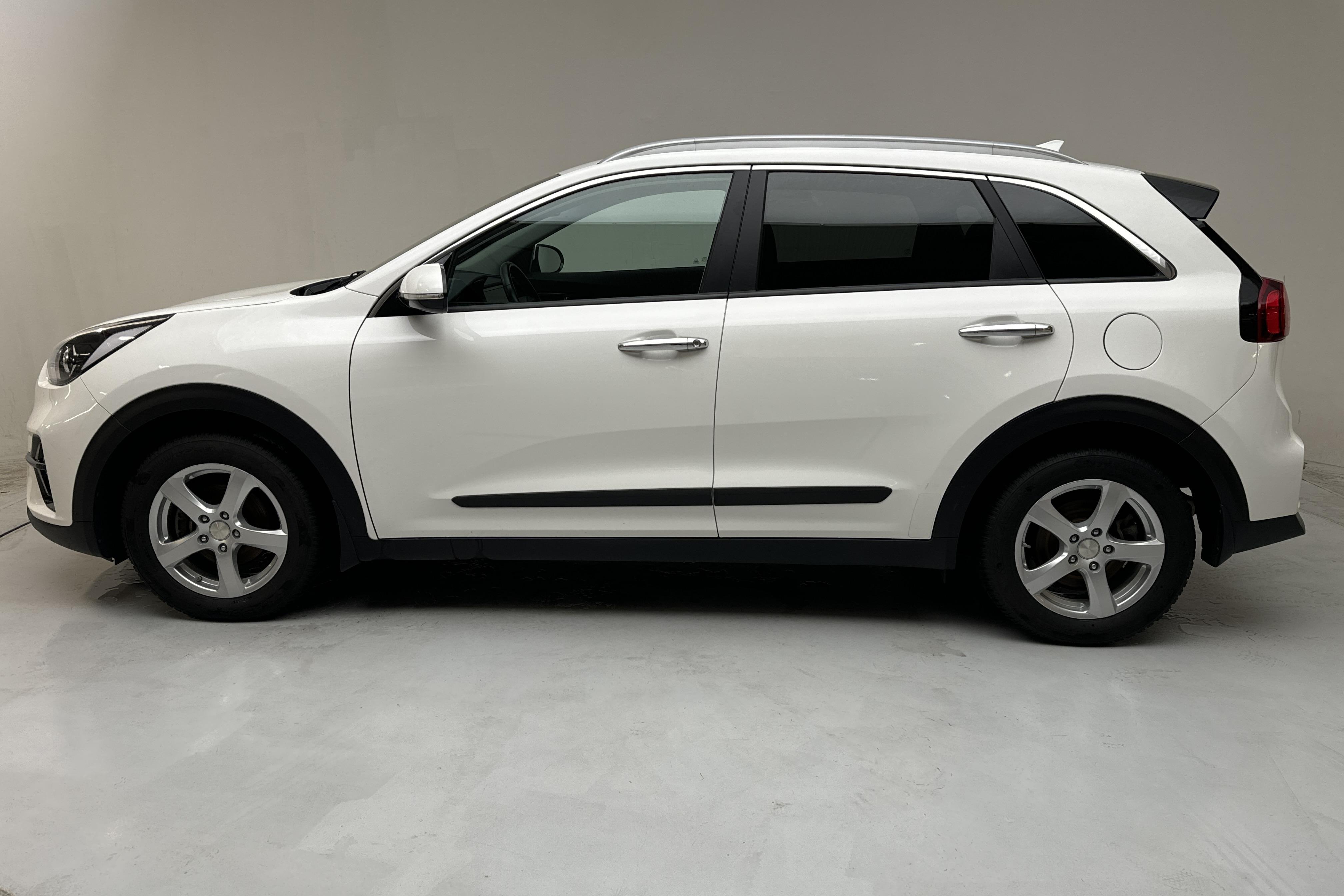 KIA Niro Hybrid 1.6 (141hk) - 8 383 mil - Automat - vit - 2021