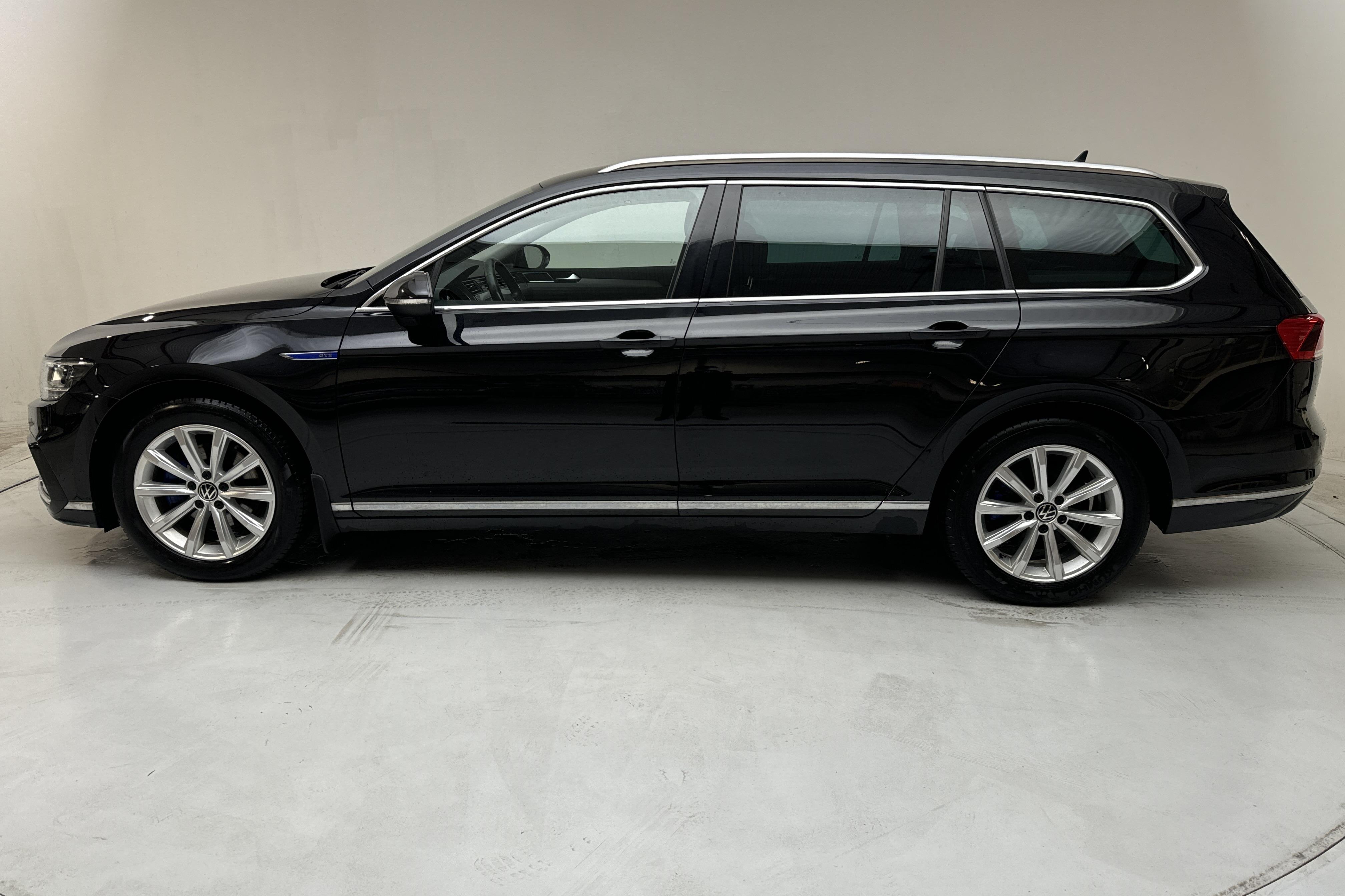 VW Passat 1.4 GTE Sportscombi (218hk) - 6 740 mil - Automat - svart - 2021