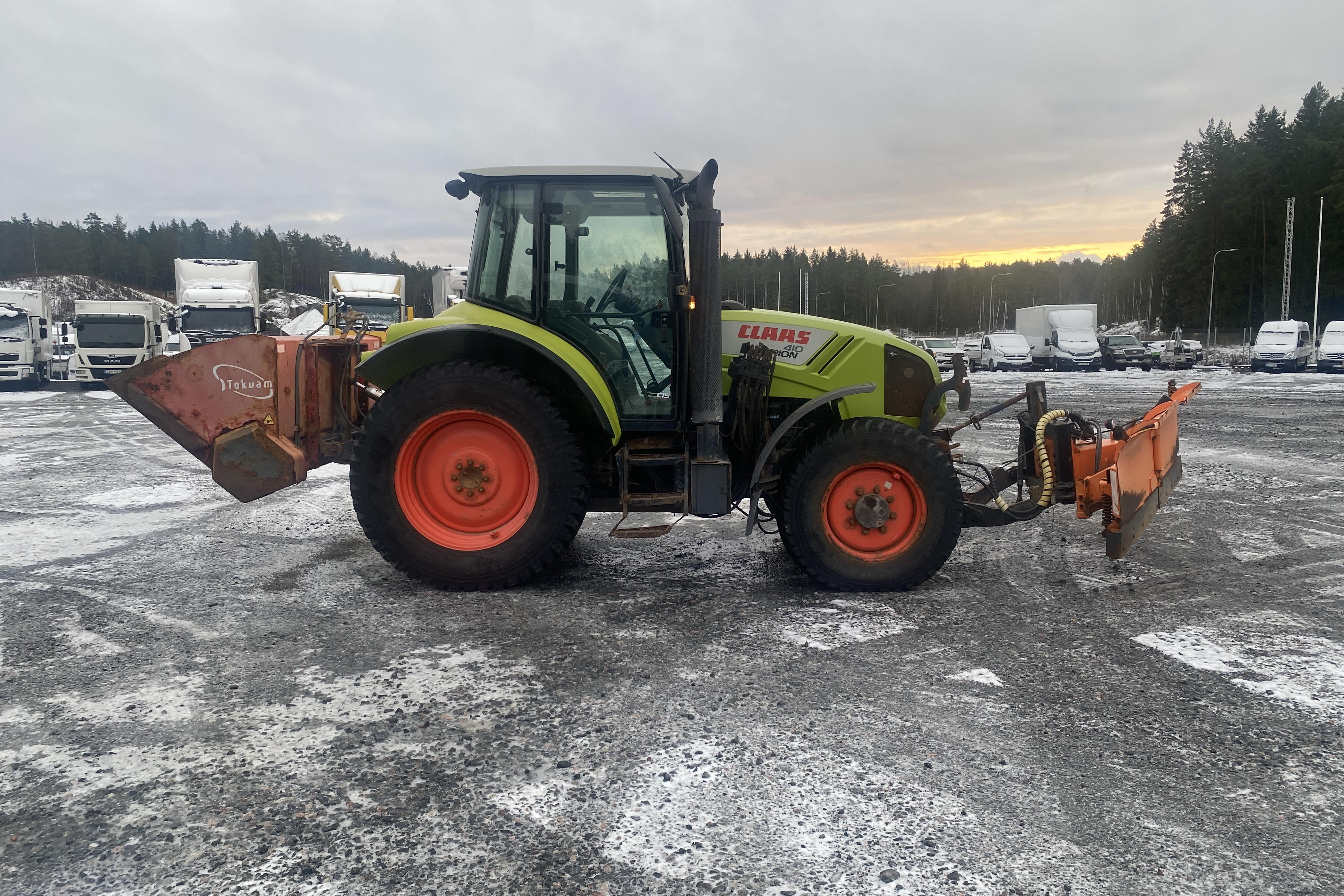 Claas Arion 410 Traktor frontlastare med planerskopa, Snöplog (sitter på), Sandspridare (sitter på) -  - Light Green - 2013