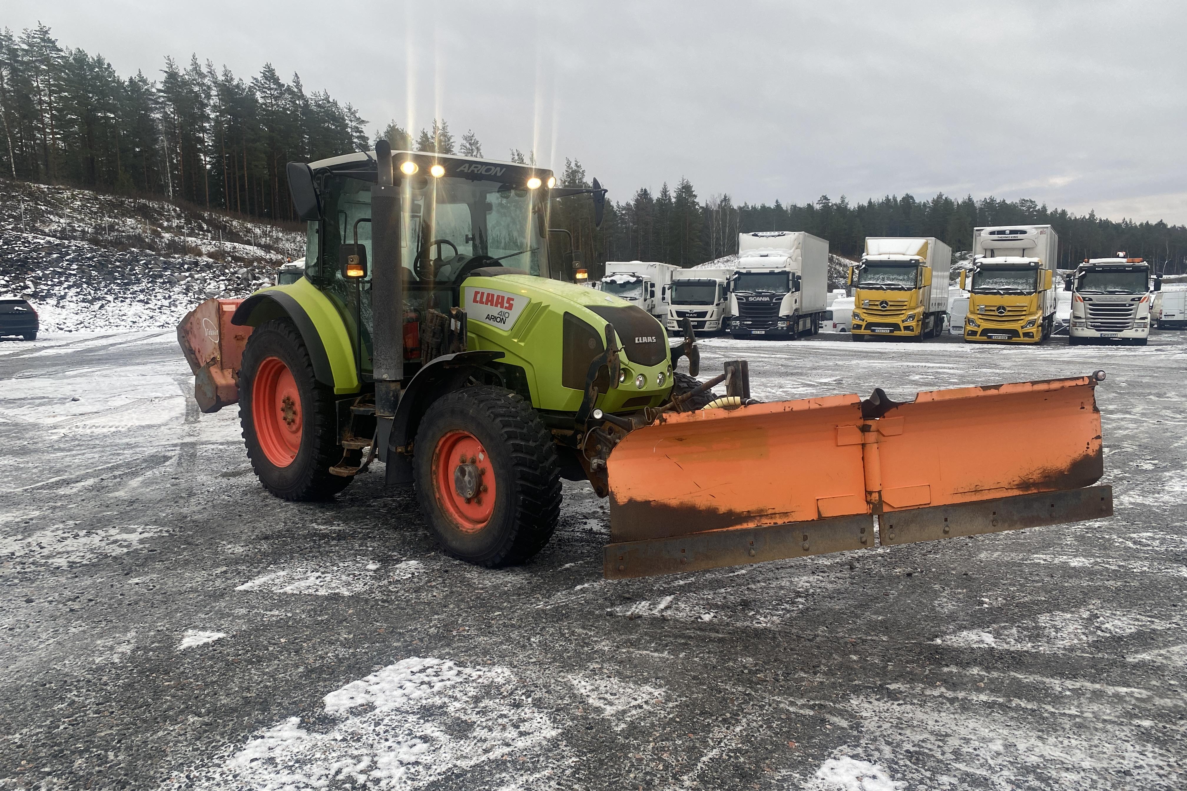 Claas Arion 410 Traktor frontlastare med planerskopa, Snöplog (sitter på), Sandspridare (sitter på) -  - Light Green - 2013