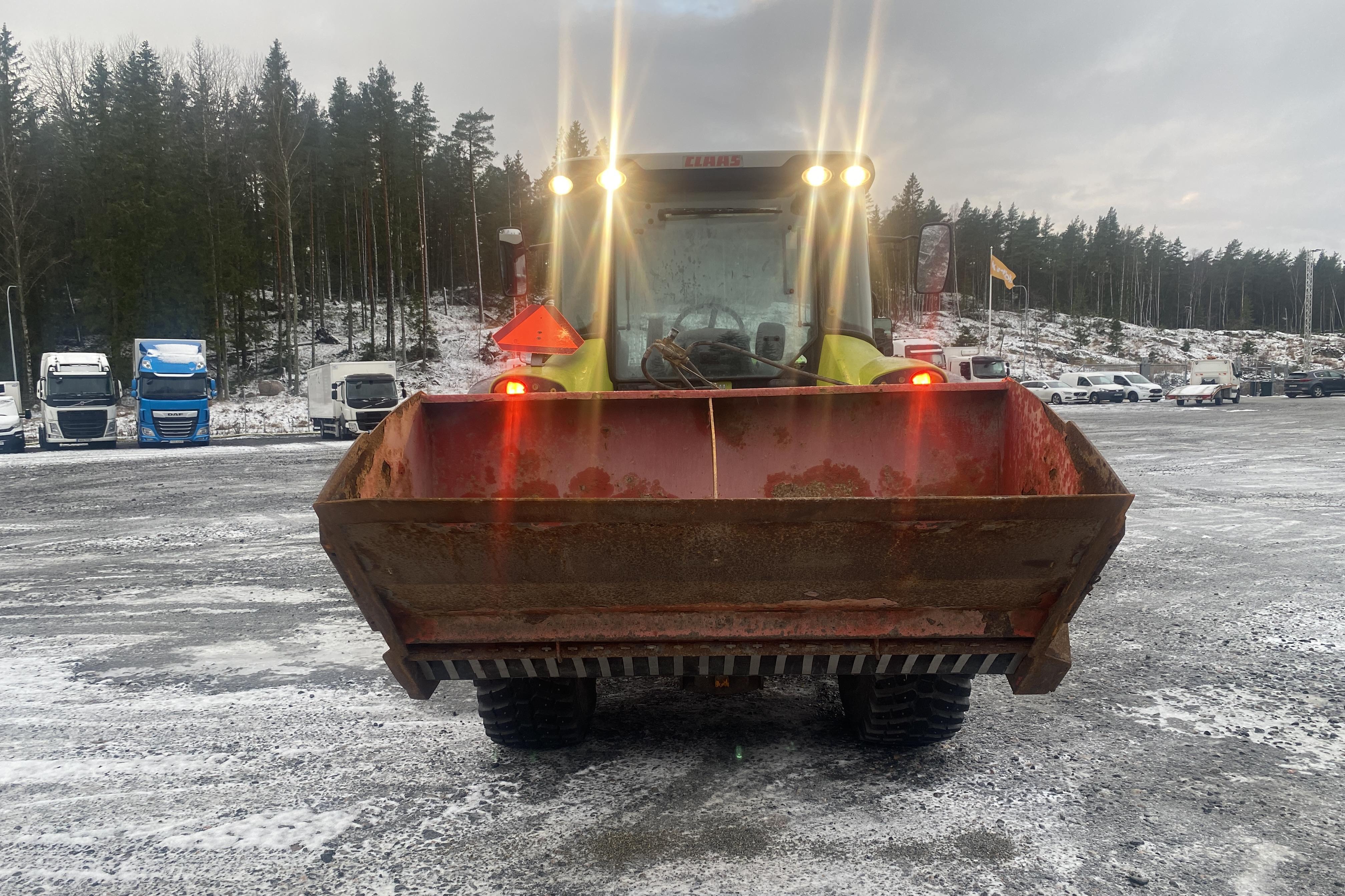 Claas Arion 410 Traktor frontlastare med planerskopa, Snöplog (sitter på), Sandspridare (sitter på) -  - Light Green - 2013