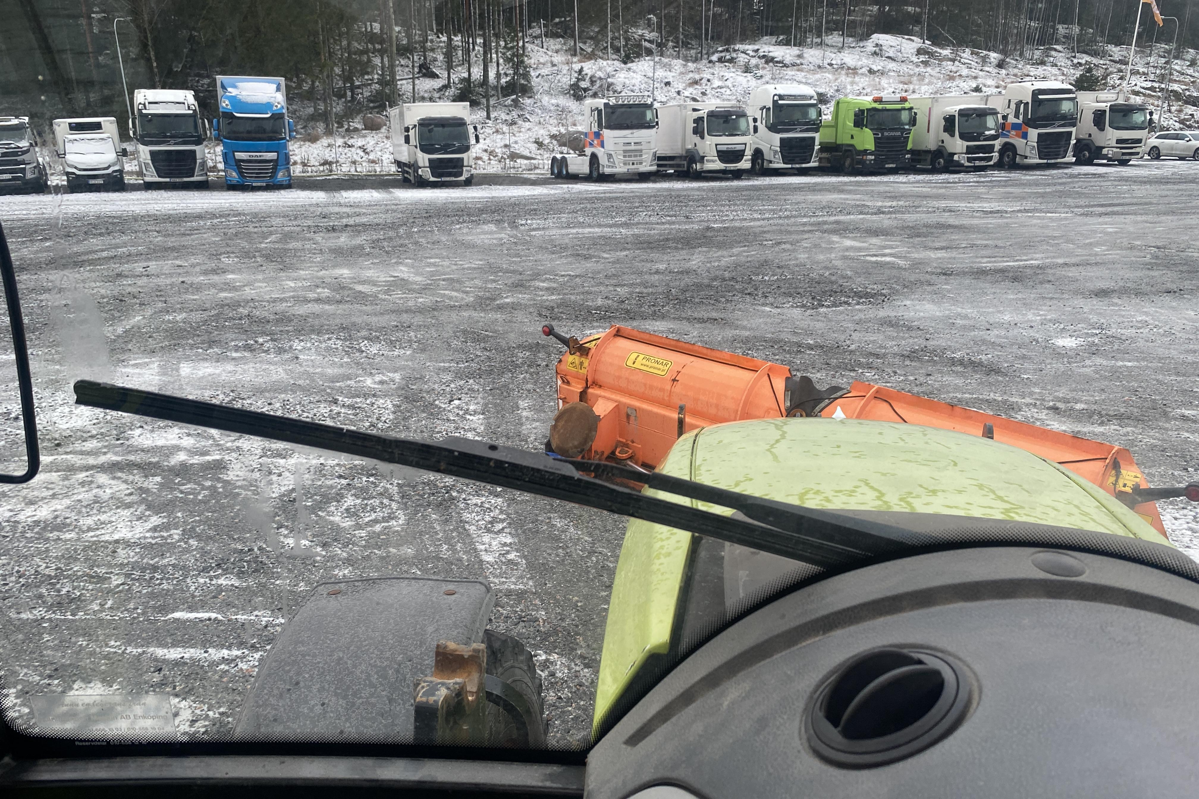 Claas Arion 410 Traktor frontlastare med planerskopa, Snöplog (sitter på), Sandspridare (sitter på) -  - Light Green - 2013