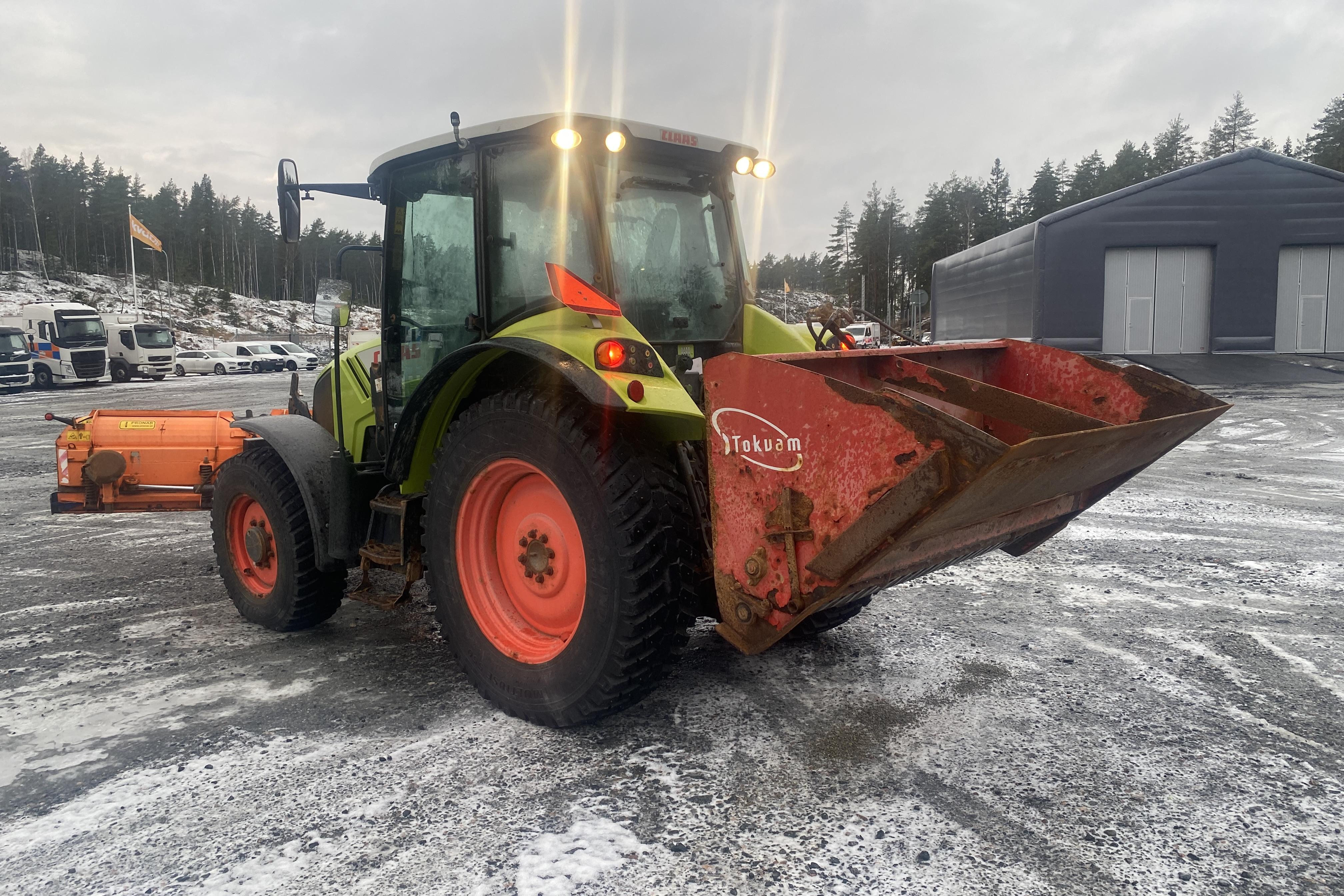 Claas Arion 410 Traktor frontlastare med planerskopa, Snöplog (sitter på), Sandspridare (sitter på) -  - Light Green - 2013