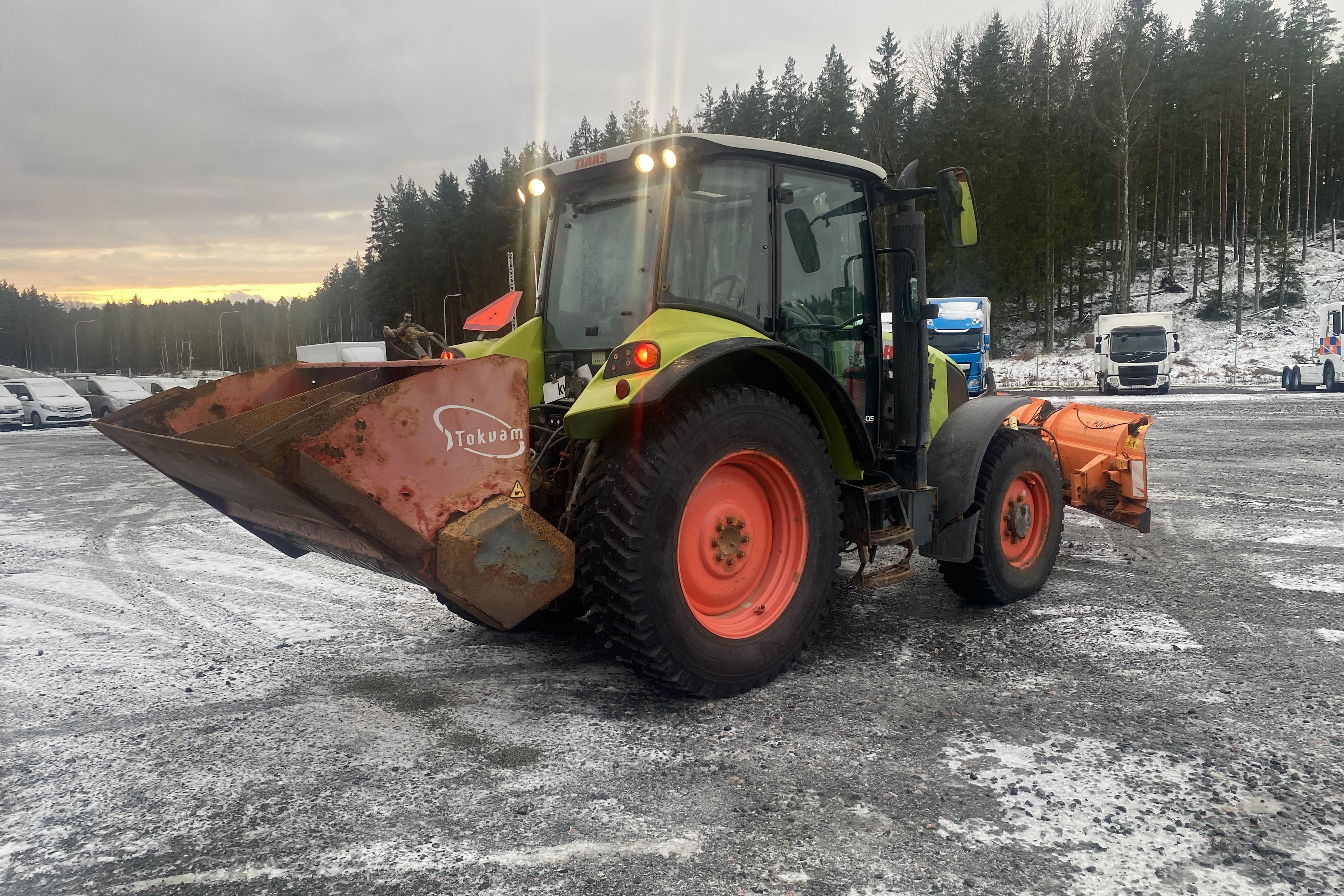 Claas Arion 410 Traktor frontlastare med planerskopa, Snöplog (sitter på), Sandspridare (sitter på) -  - Light Green - 2013