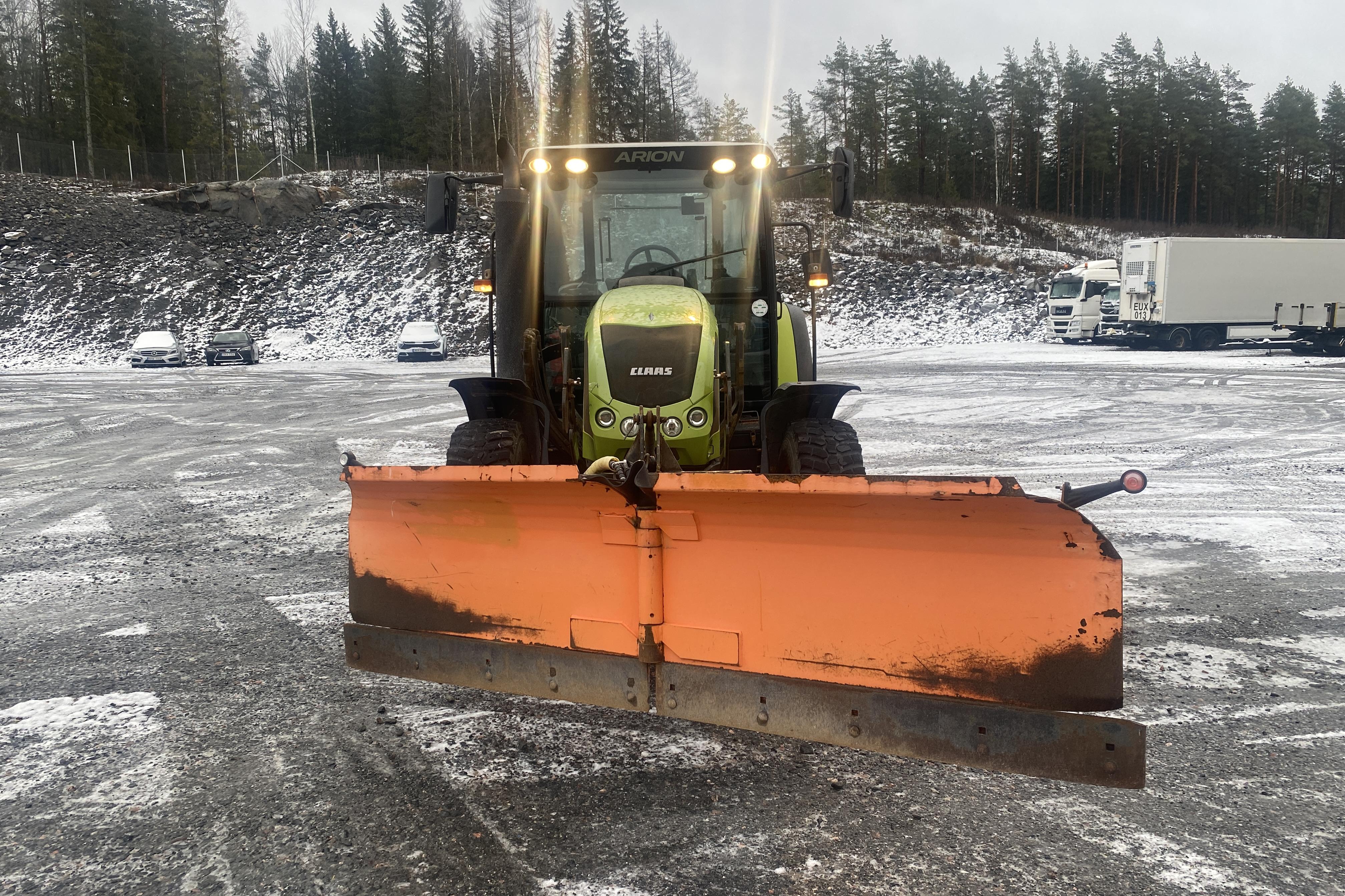 Claas Arion 410 Traktor frontlastare med planerskopa, Snöplog (sitter på), Sandspridare (sitter på) -  - Light Green - 2013