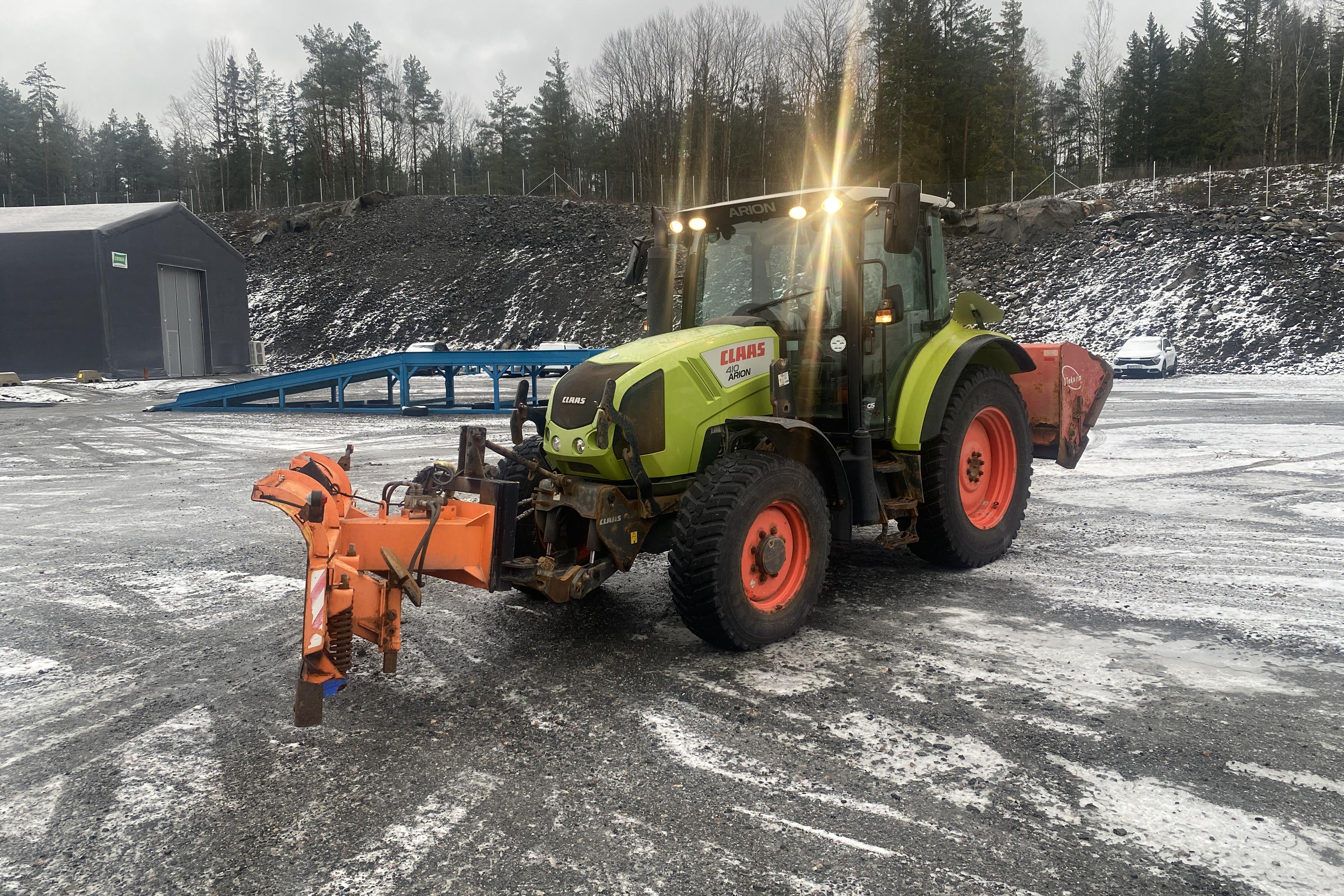 Claas Arion 410 Traktor frontlastare med planerskopa, Snöplog (sitter på), Sandspridare (sitter på) -  - Light Green - 2013