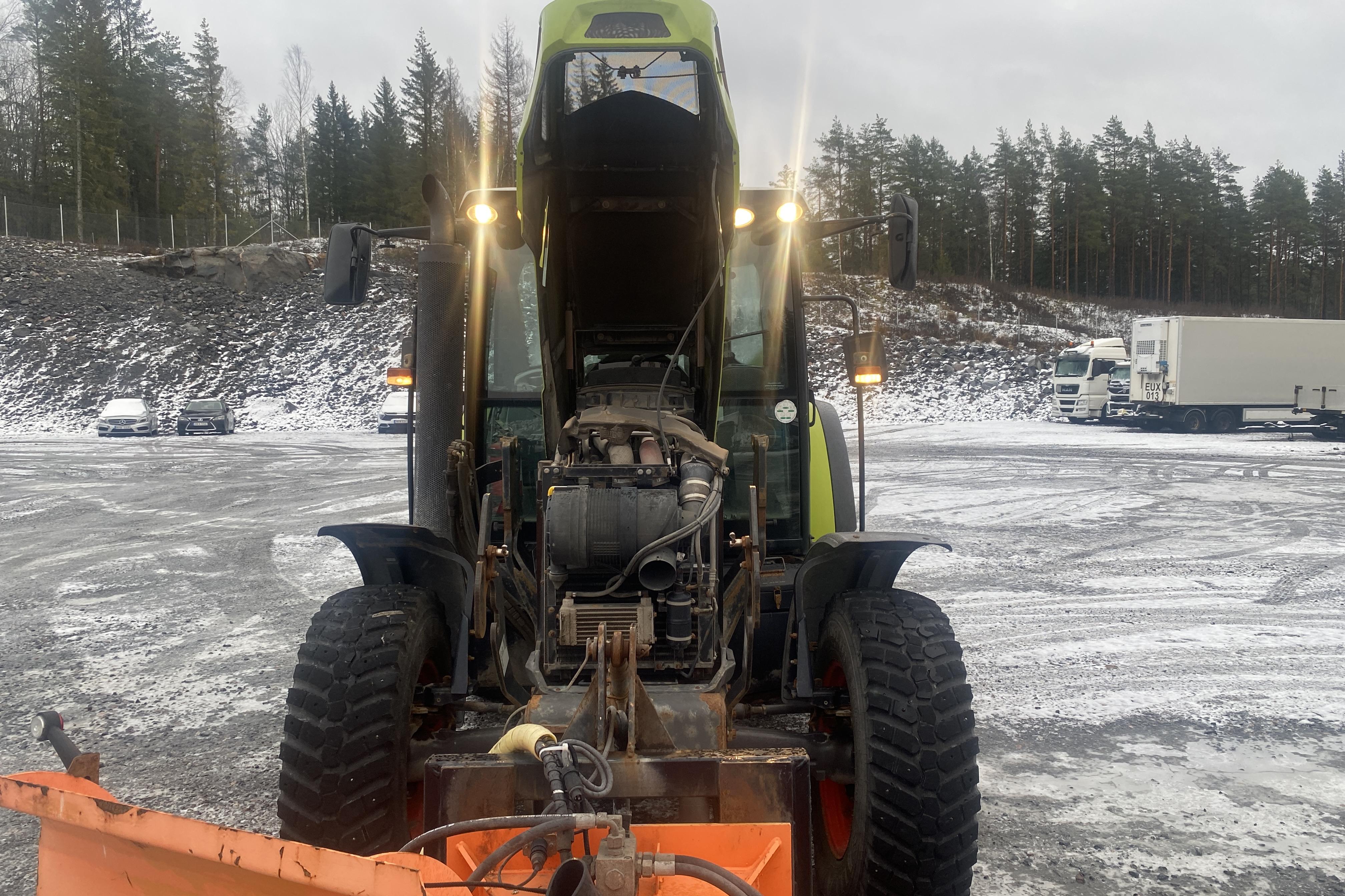 Claas Arion 410 Traktor frontlastare med planerskopa, Snöplog (sitter på), Sandspridare (sitter på) -  - Light Green - 2013