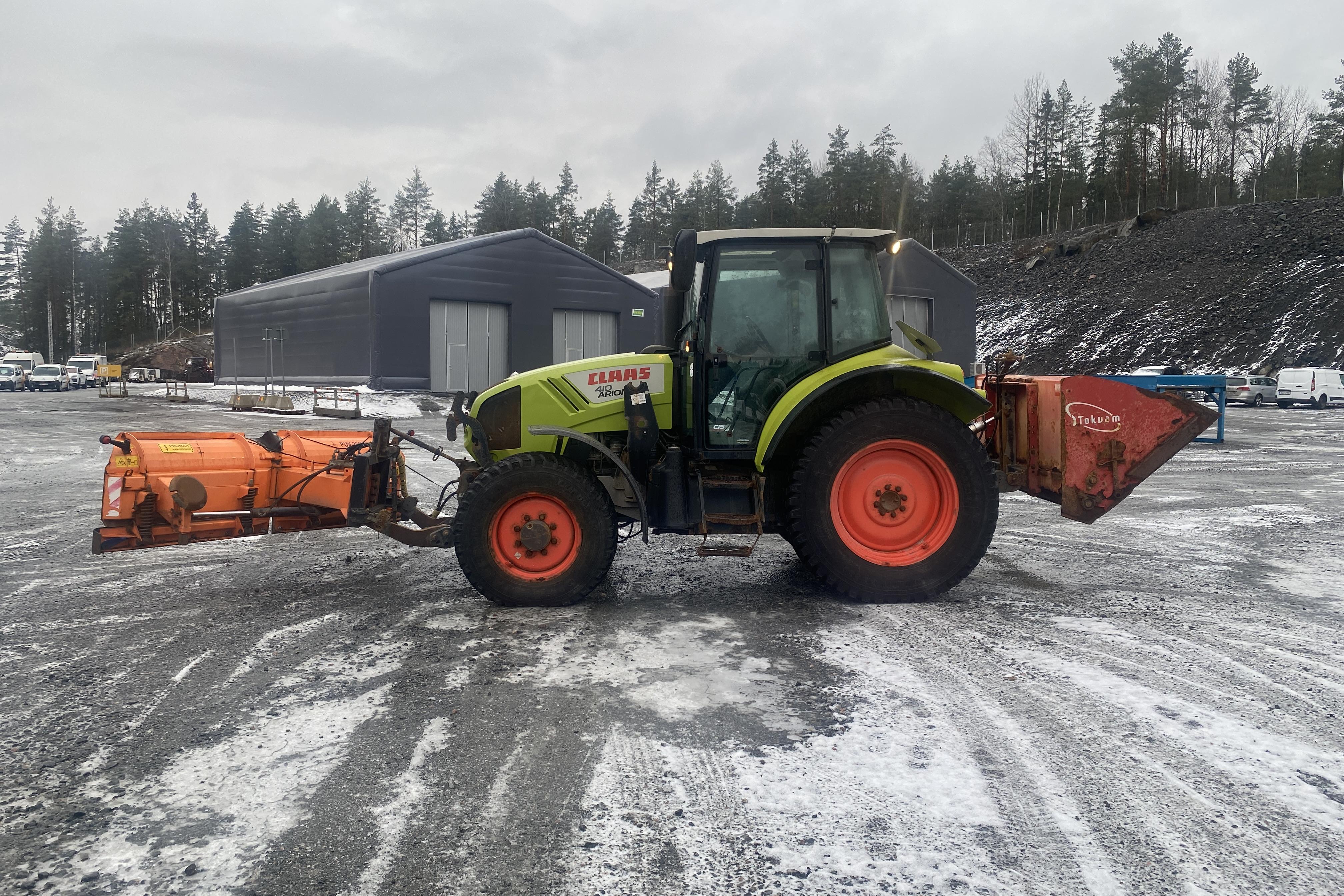 Claas Arion 410 Traktor frontlastare med planerskopa, Snöplog (sitter på), Sandspridare (sitter på) -  - Light Green - 2013