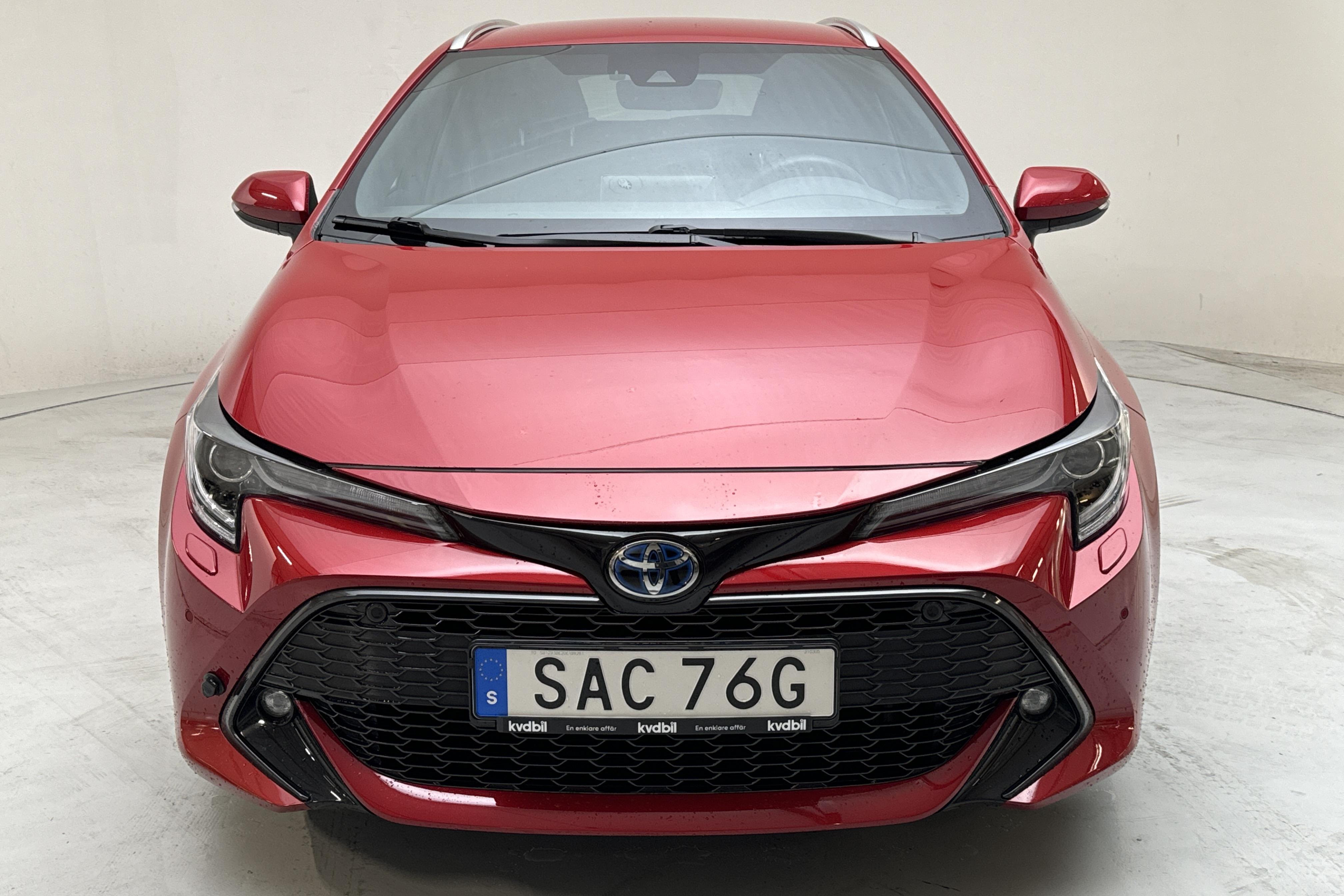 Toyota Corolla 1.8 Hybrid Touring Sports (122hk) - 23 870 km - Automatyczna - czerwony - 2021