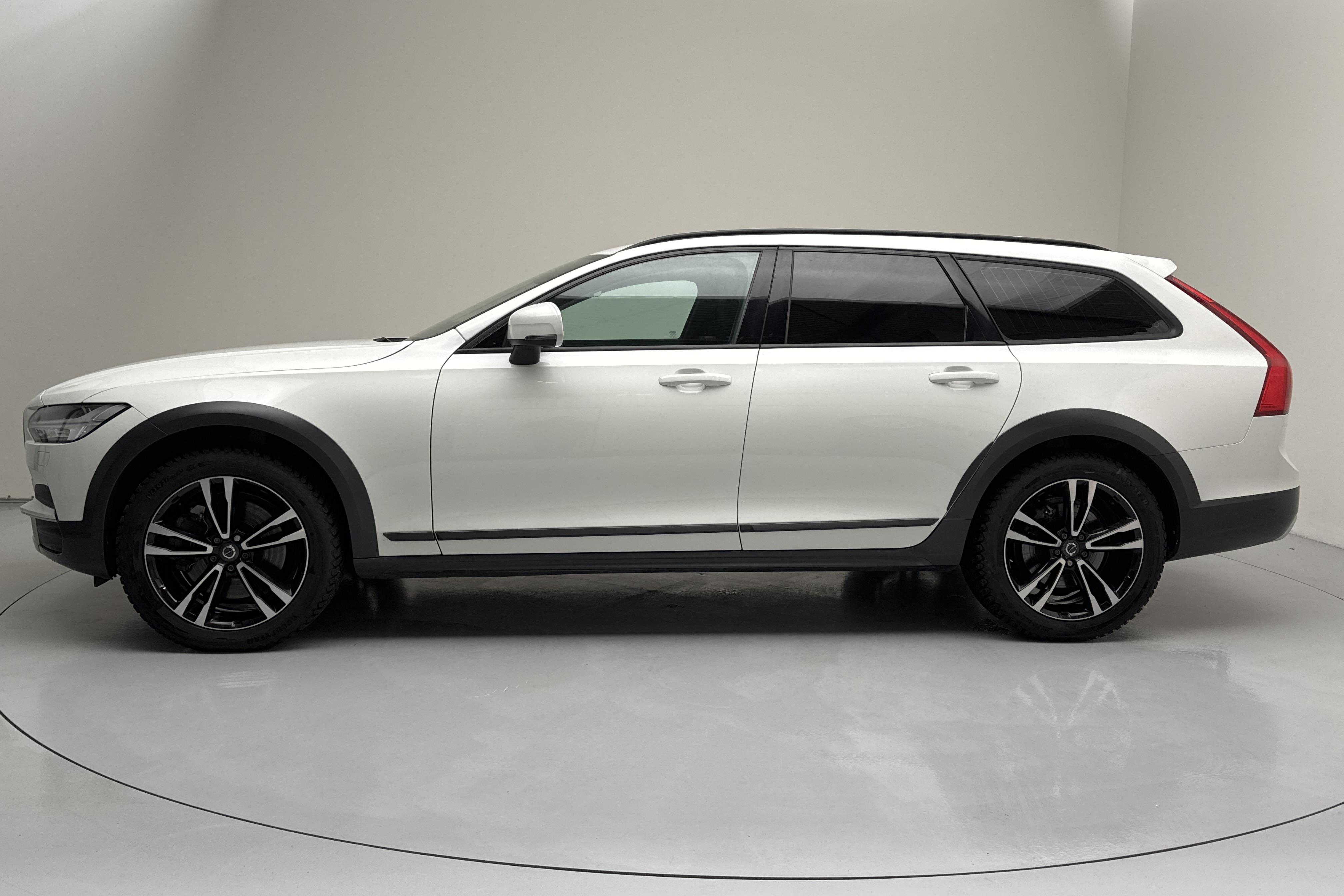 Volvo V90 D4 Cross Country AWD (190hk) - 106 270 km - Automaatne - valge - 2018