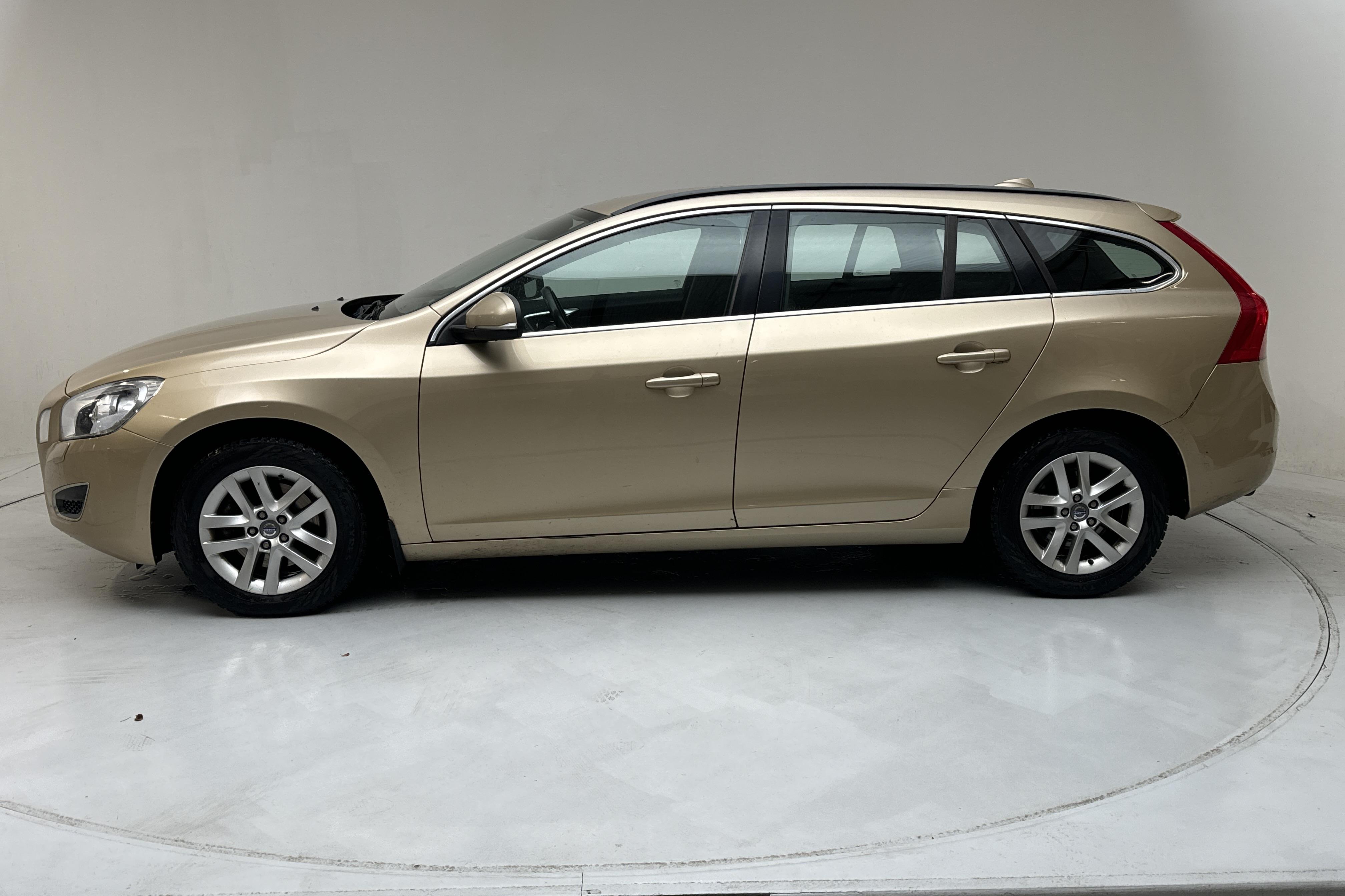 Volvo V60 T3 (150hk) - 250 720 km - Manualna - Light Brown - 2012