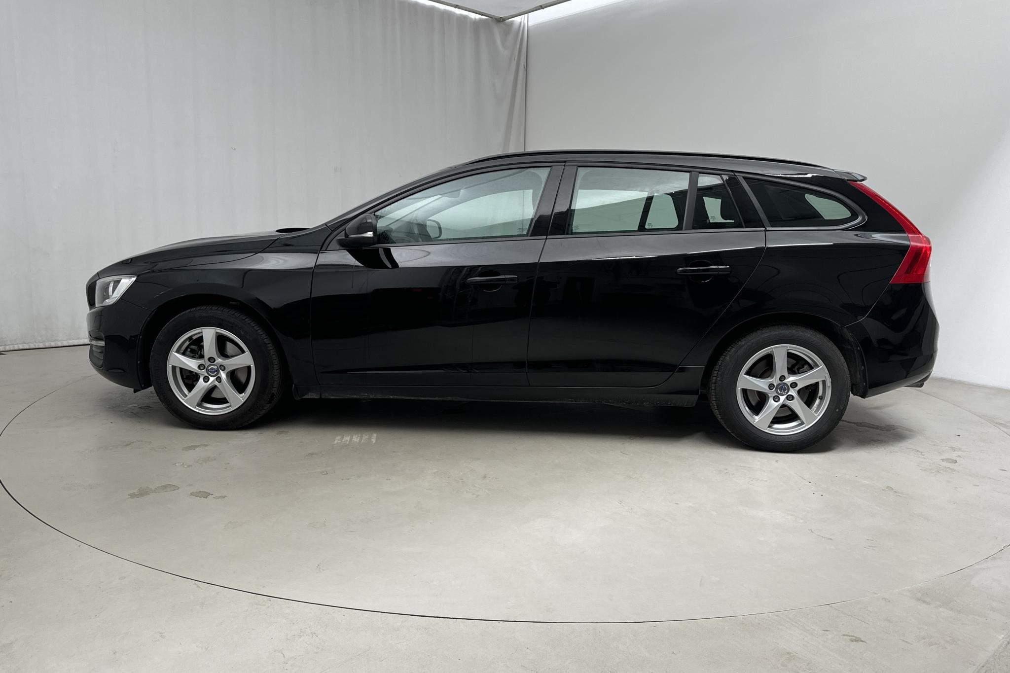 Volvo V60 T3 (152hk) - 59 790 km - Manuaalinen - musta - 2018