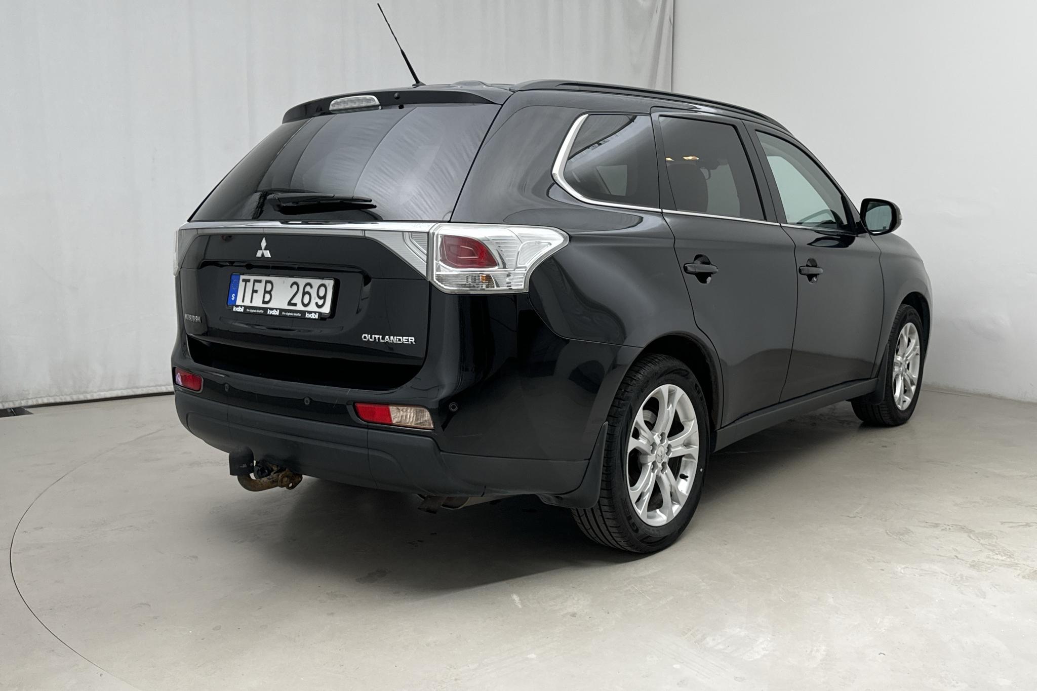 Mitsubishi Outlander 2.2 Di-D 4WD (150hk) - 26 781 mil - Automat - svart - 2013