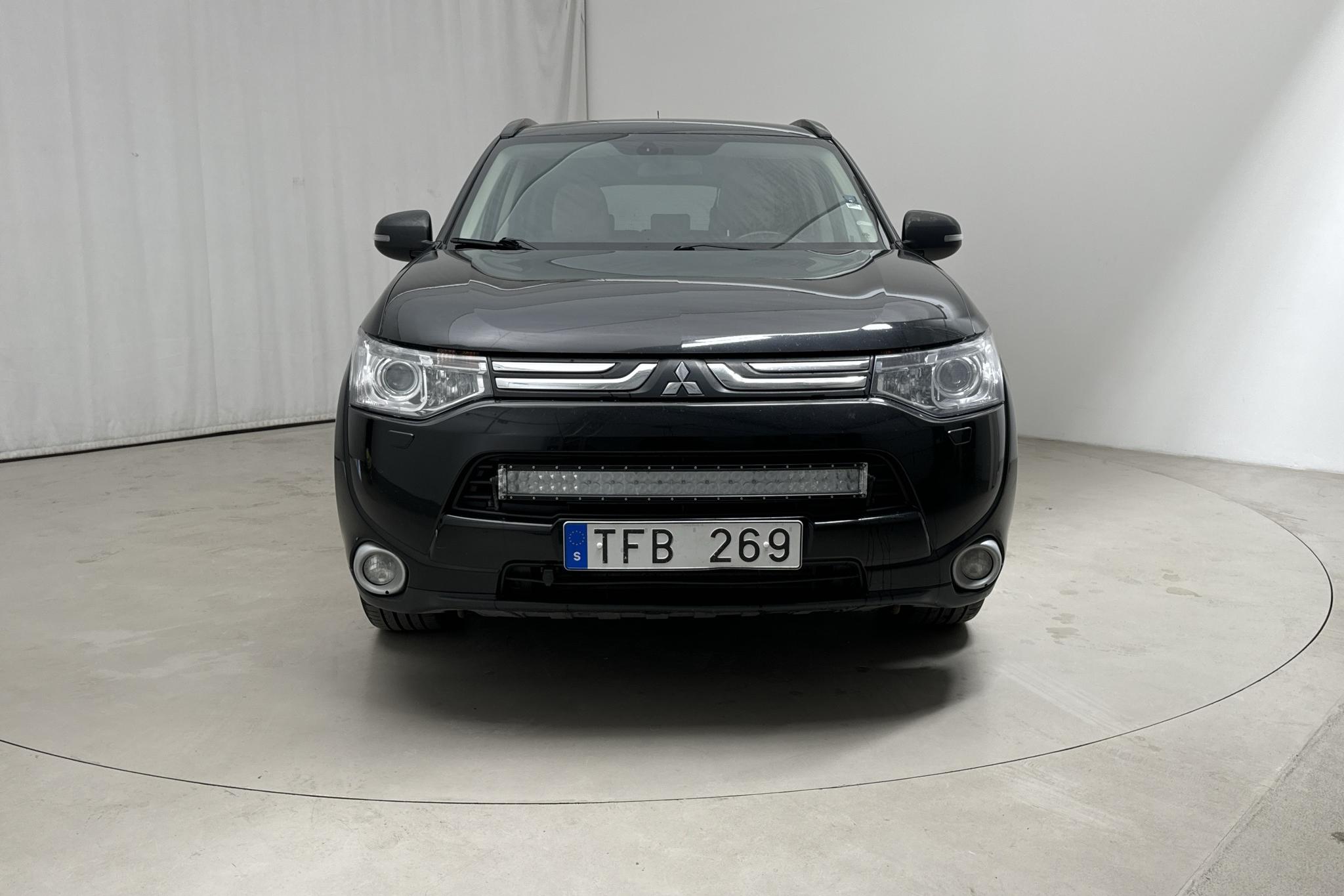 Mitsubishi Outlander 2.2 Di-D 4WD (150hk) - 26 781 mil - Automat - svart - 2013