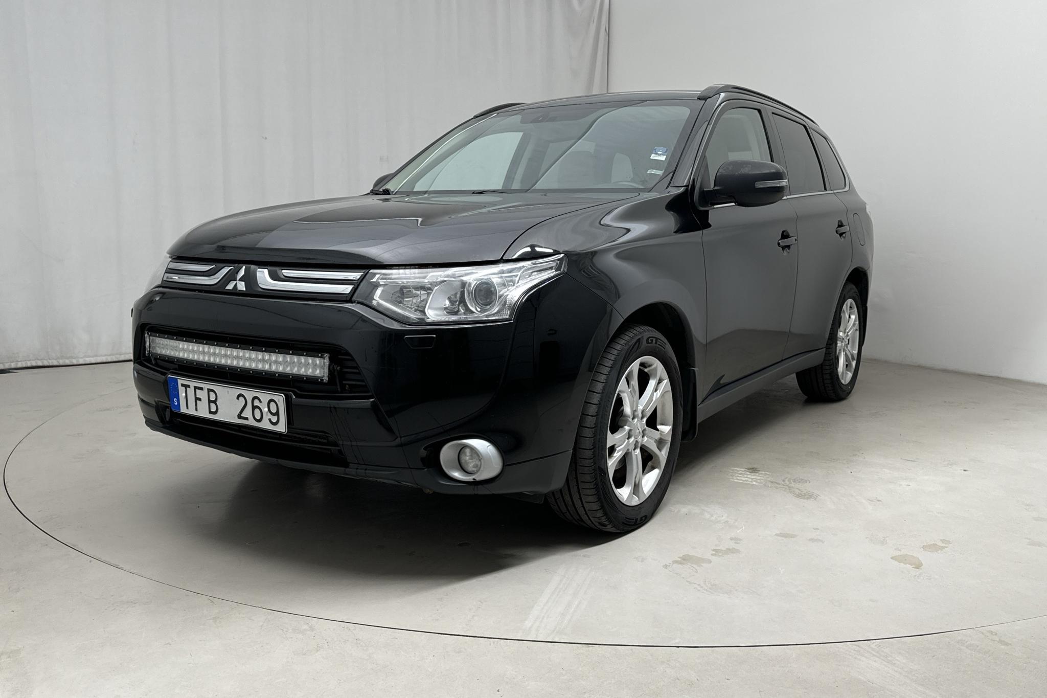 Mitsubishi Outlander 2.2 Di-D 4WD (150hk) - 26 781 mil - Automat - svart - 2013