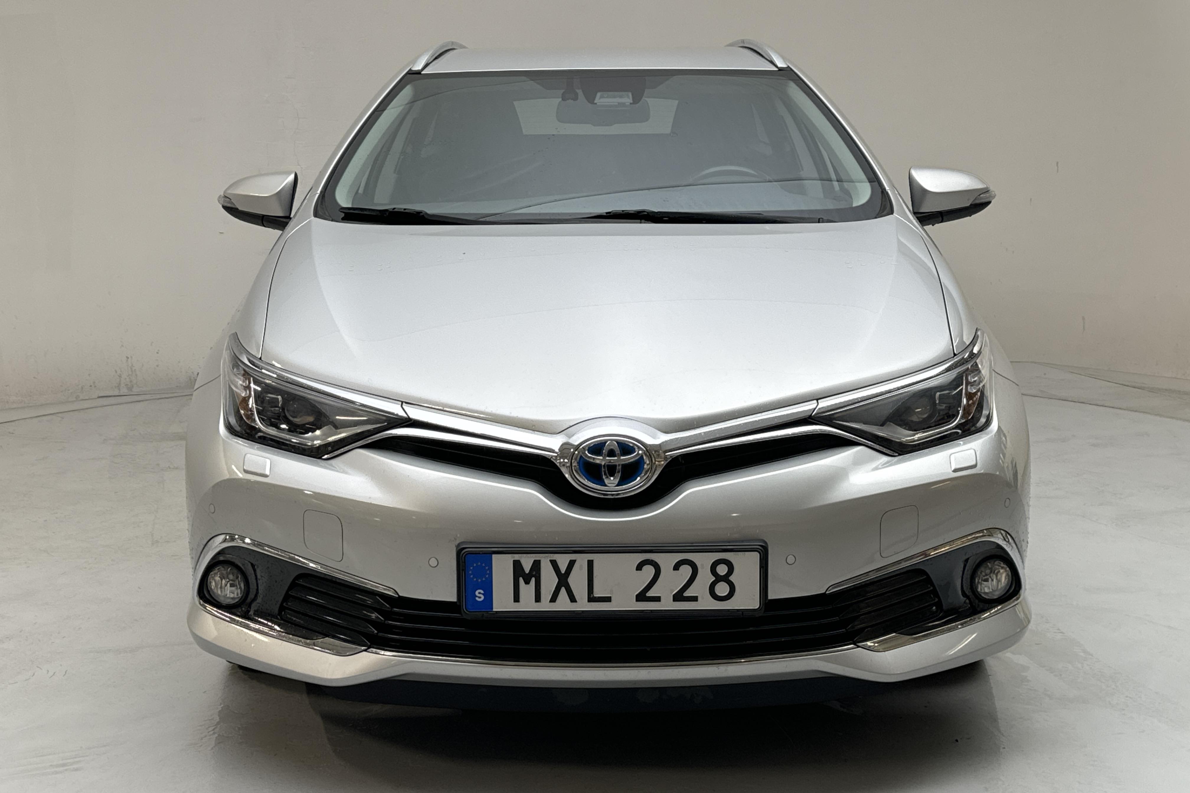 Toyota Auris 1.8 HSD Touring Sports (99hk) - 101 780 km - Automatyczna - srebro - 2016