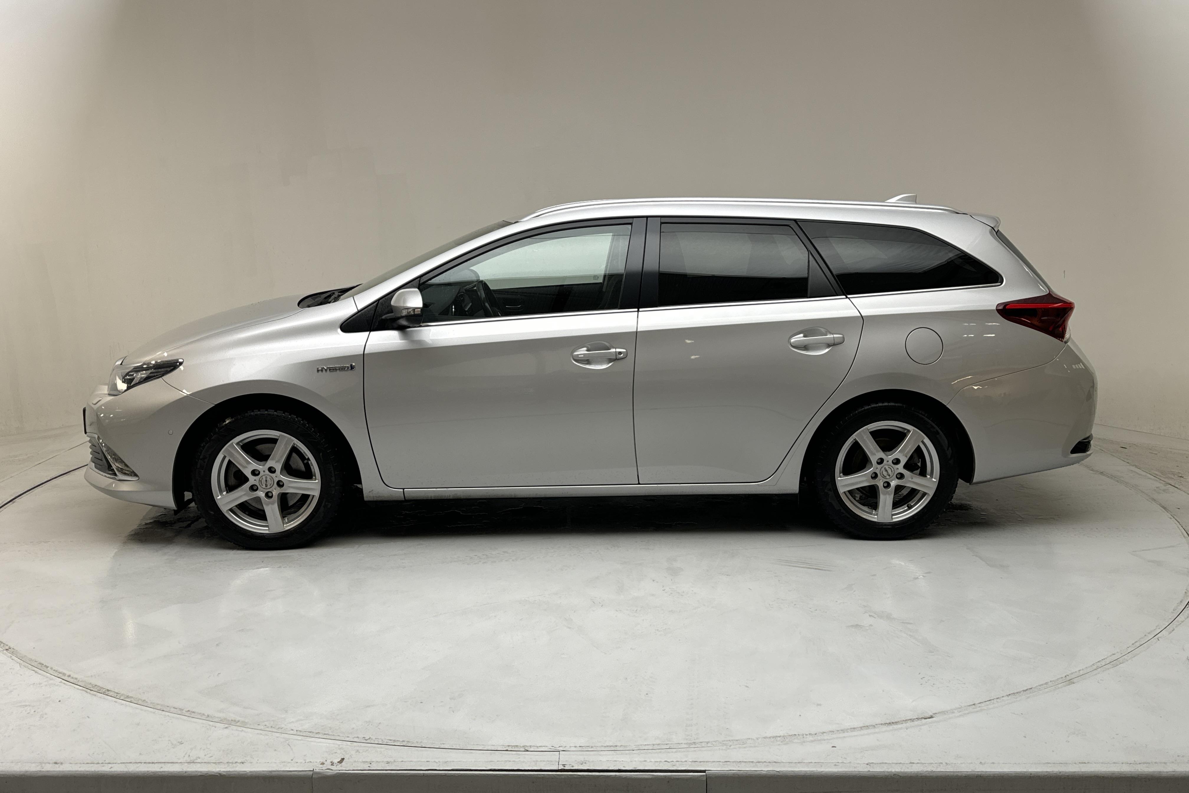 Toyota Auris 1.8 HSD Touring Sports (99hk) - 101 780 km - Automatyczna - srebro - 2016