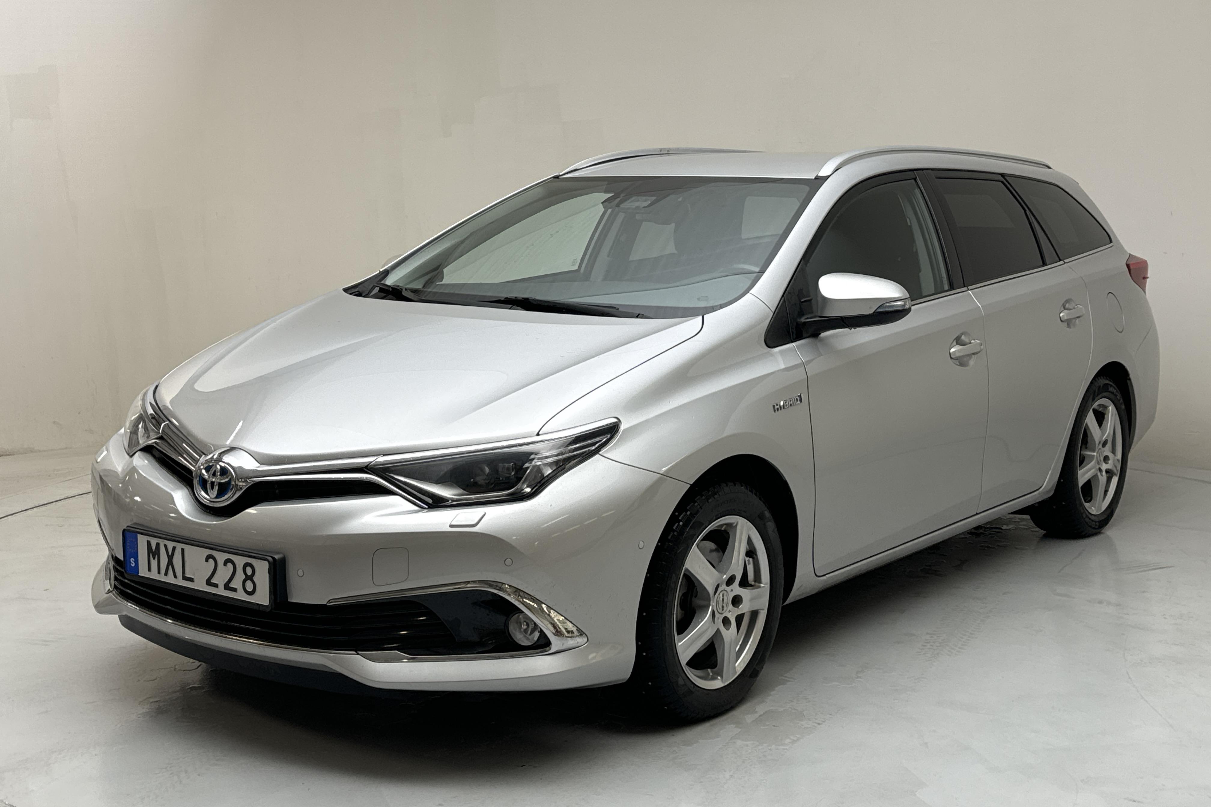 Toyota Auris 1.8 HSD Touring Sports (99hk) - 101 780 km - Automatyczna - srebro - 2016