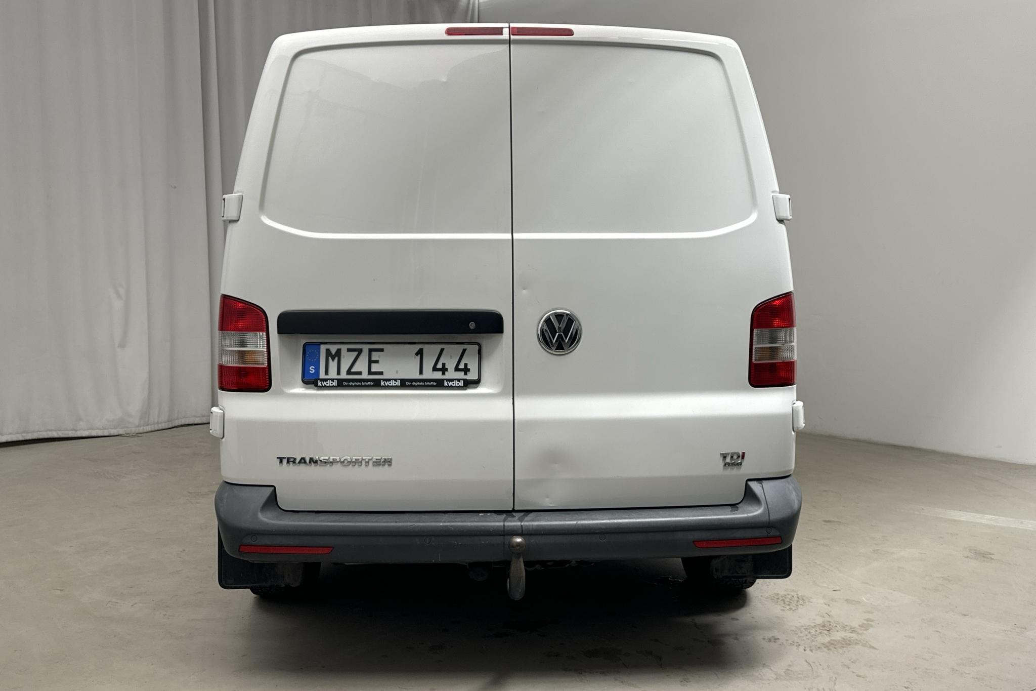 VW Transporter T5 2.0 TDI (140hk) - 104 500 km - Automatic - white - 2013