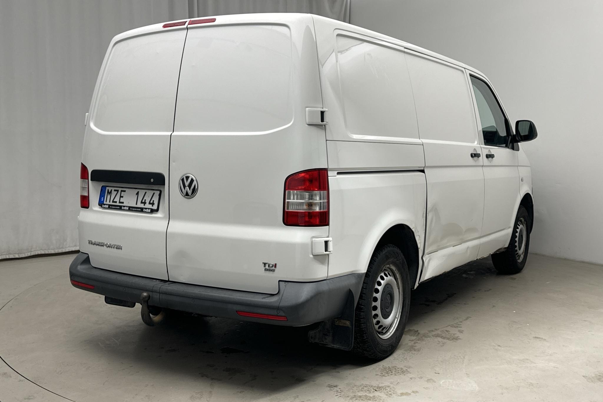 VW Transporter T5 2.0 TDI (140hk) - 104 500 km - Automatic - white - 2013