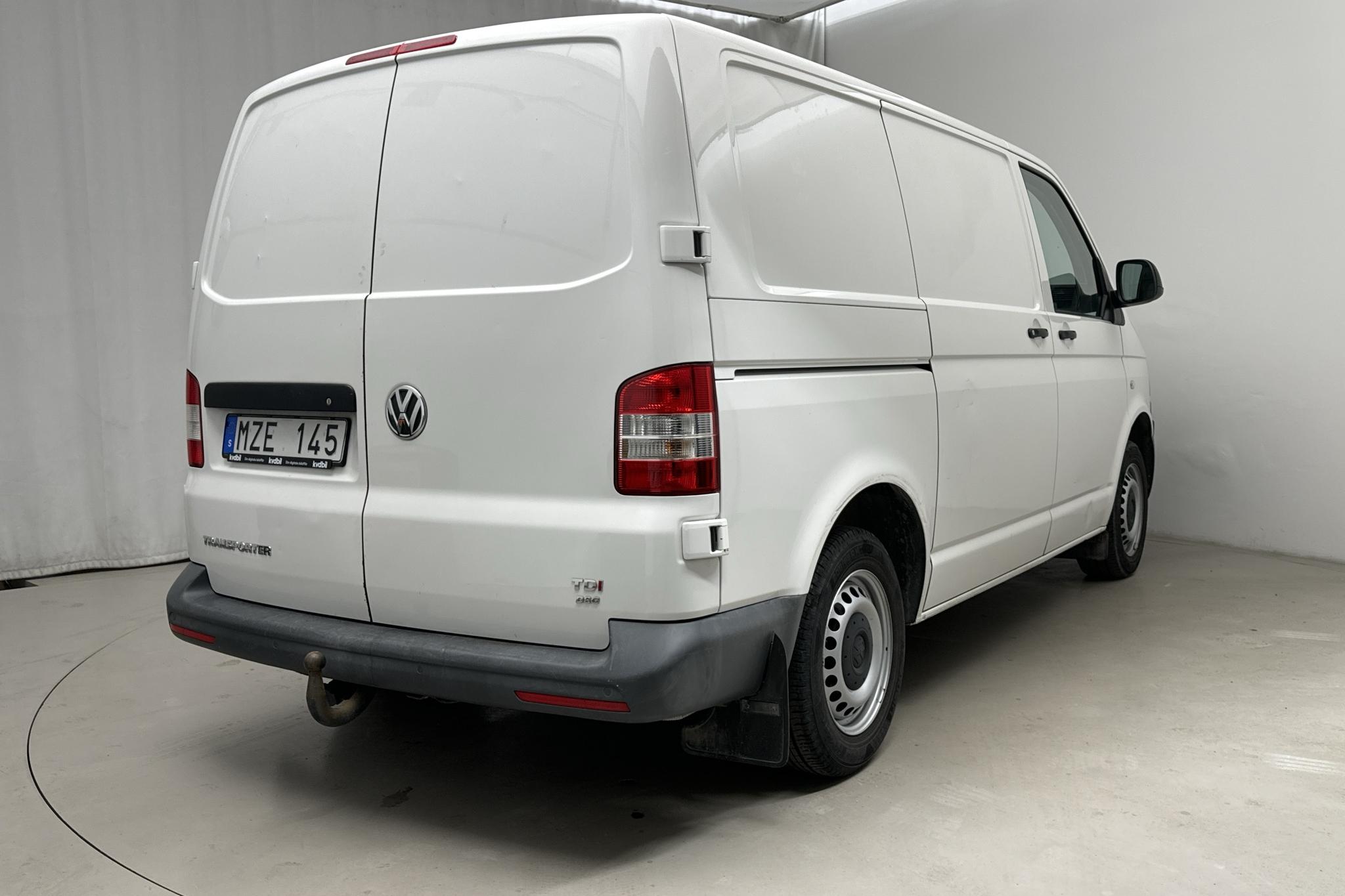 VW Transporter T5 2.0 TDI (140hk) - 66 250 km - Automatic - white - 2013