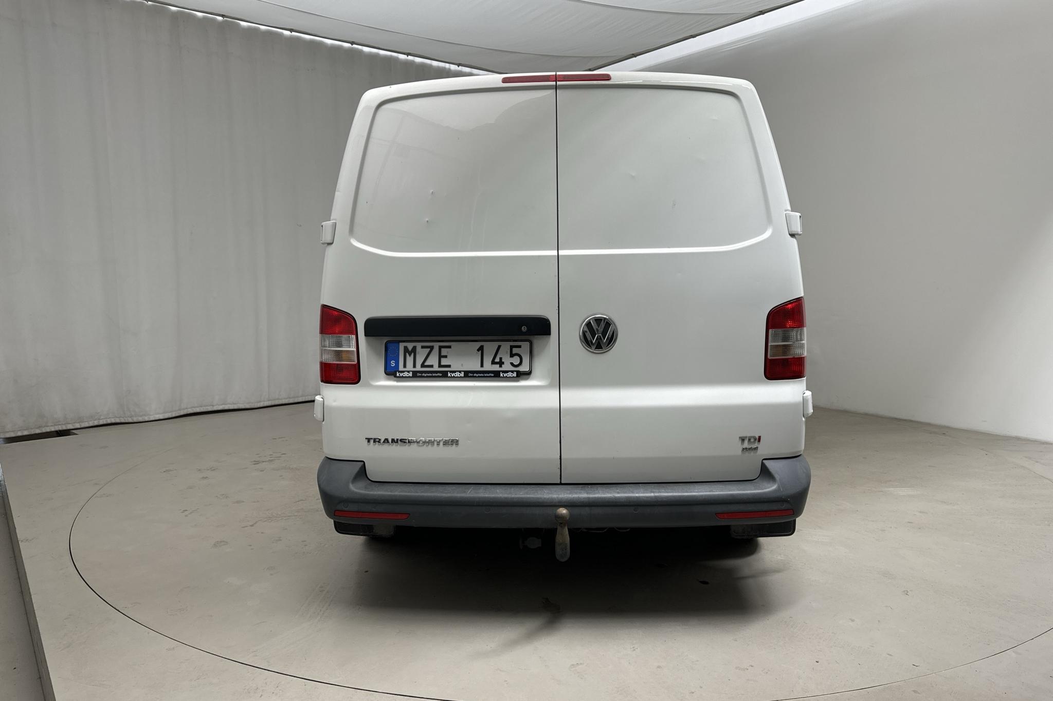 VW Transporter T5 2.0 TDI (140hk) - 66 250 km - Automatic - white - 2013