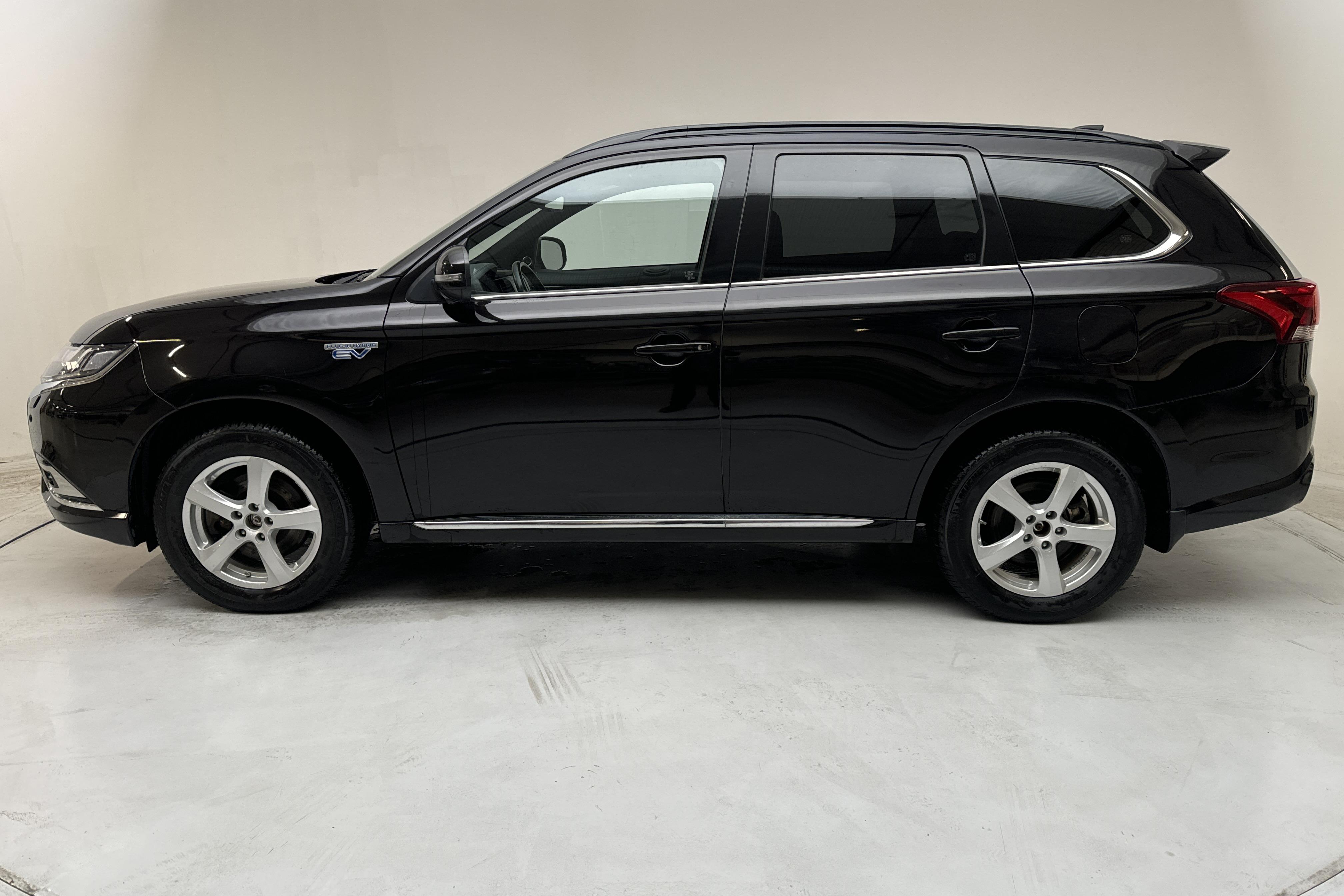 Mitsubishi Outlander 2.4 Plug-in Hybrid 4WD (136hk) - 108 460 km - Automatyczna - czarny - 2020