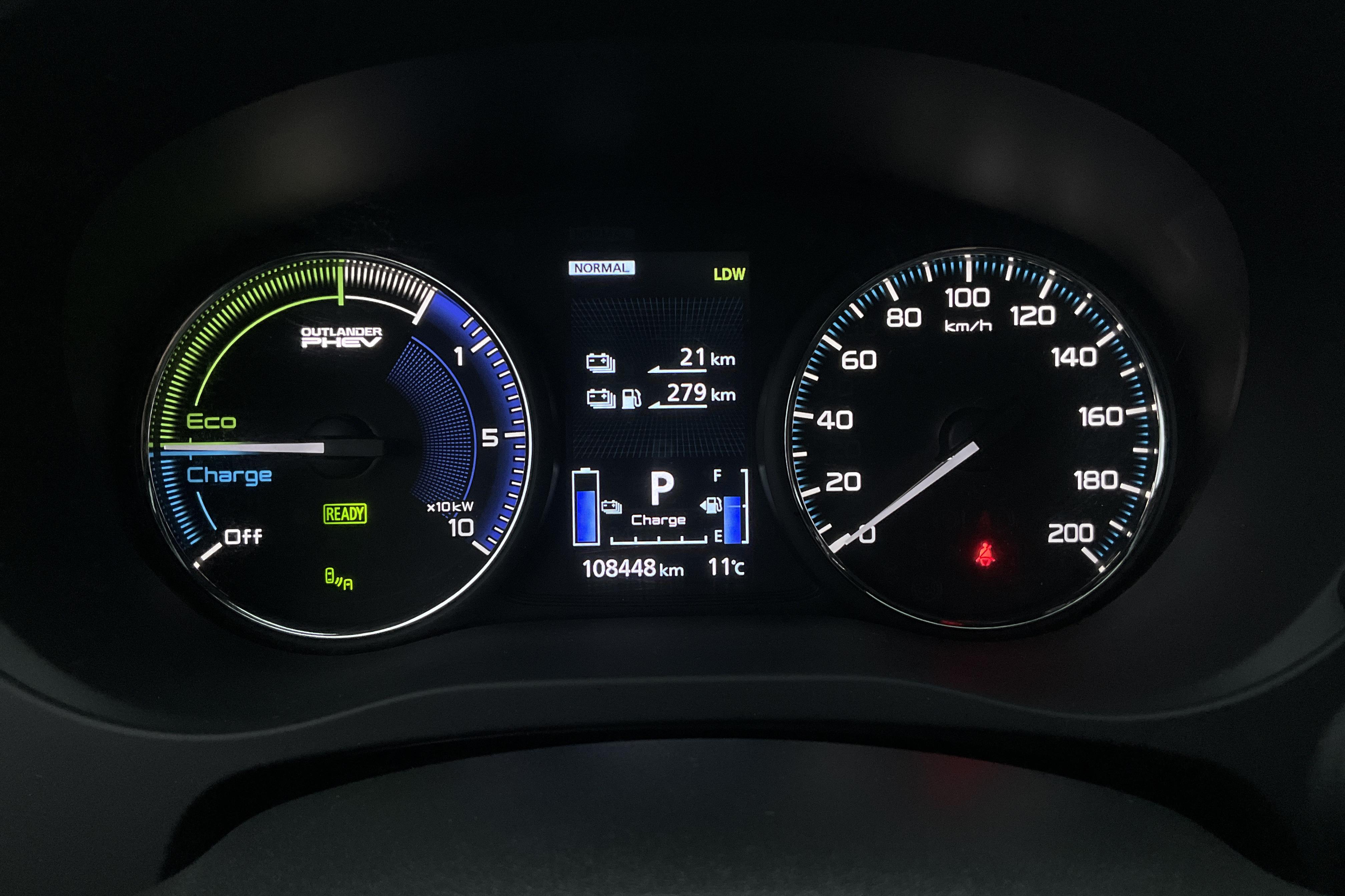 Mitsubishi Outlander 2.4 Plug-in Hybrid 4WD (136hk) - 108 460 km - Automatyczna - czarny - 2020