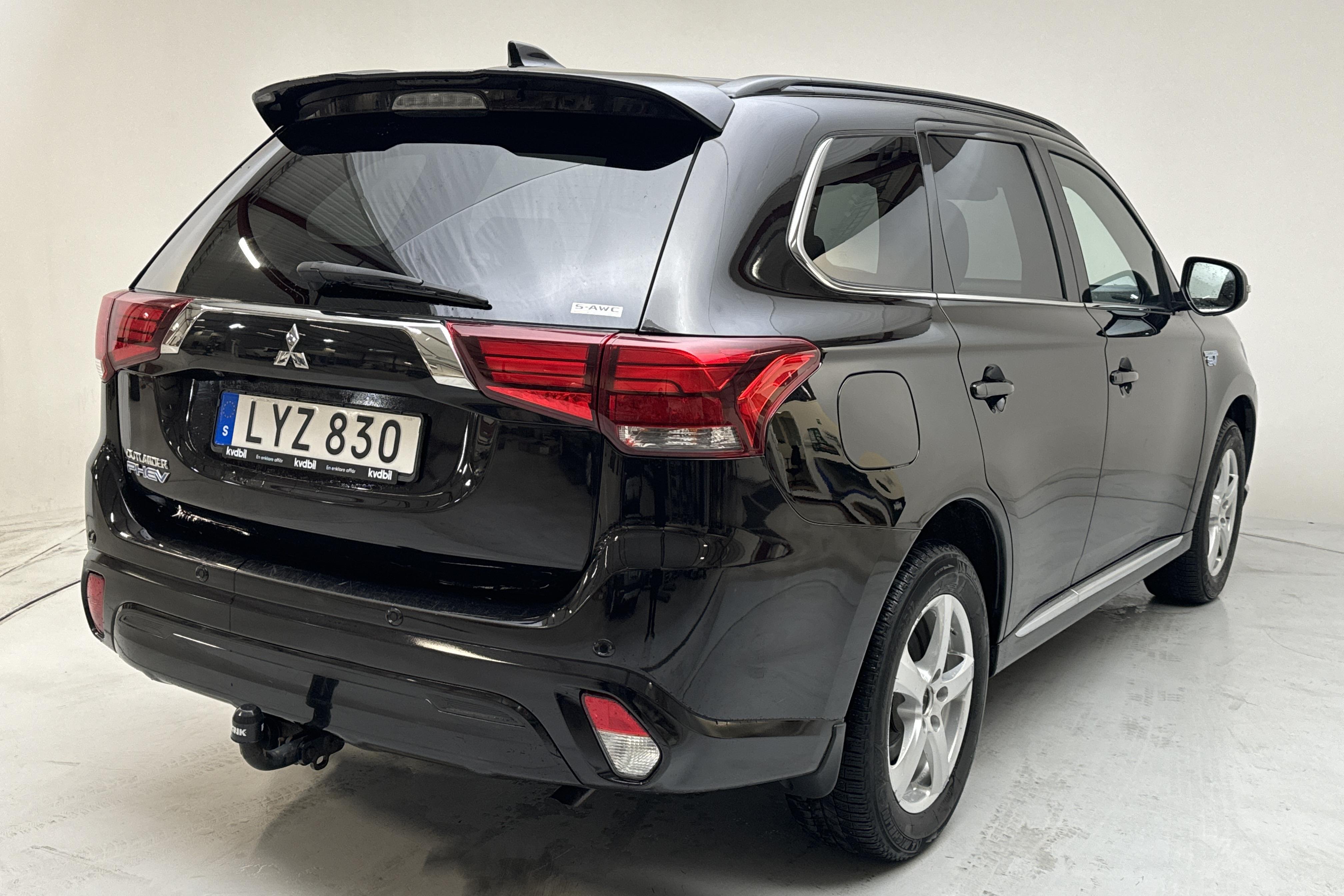 Mitsubishi Outlander 2.4 Plug-in Hybrid 4WD (136hk) - 108 460 km - Automatyczna - czarny - 2020