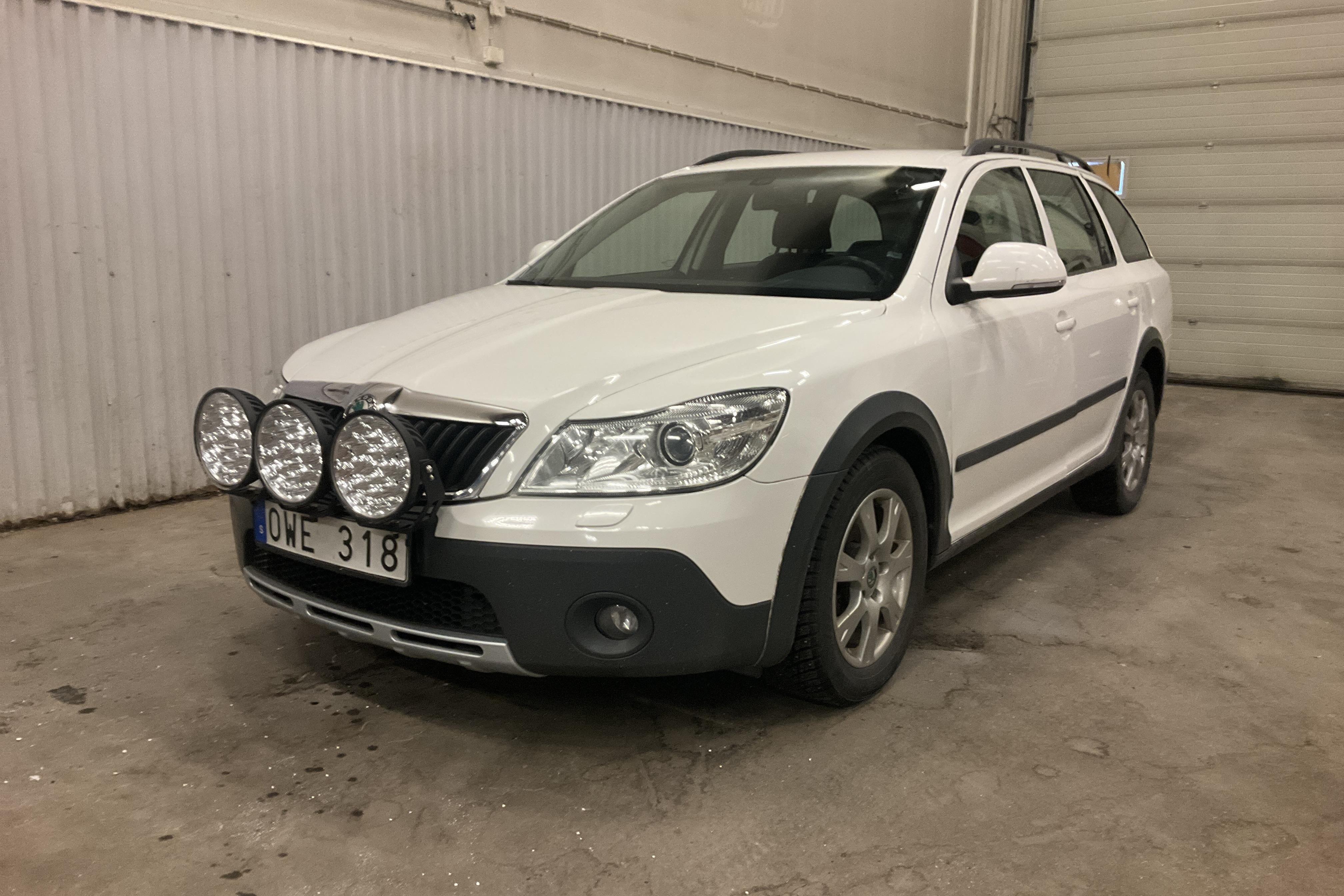 Skoda Octavia Scout II 2.0 TDI 4X4 (140hk) - 192 310 km - Käsitsi - valge - 2013