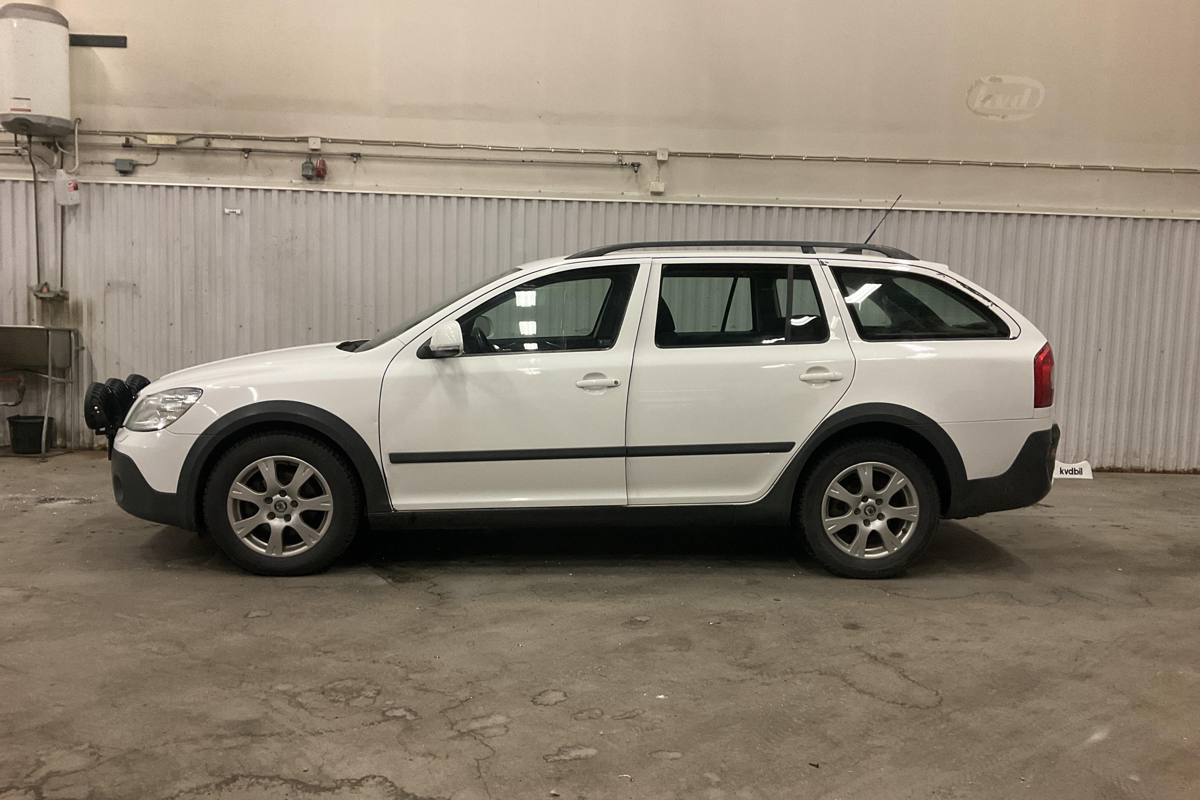 Skoda Octavia Scout II 2.0 TDI 4X4 (140hk) - 192 310 km - Käsitsi - valge - 2013